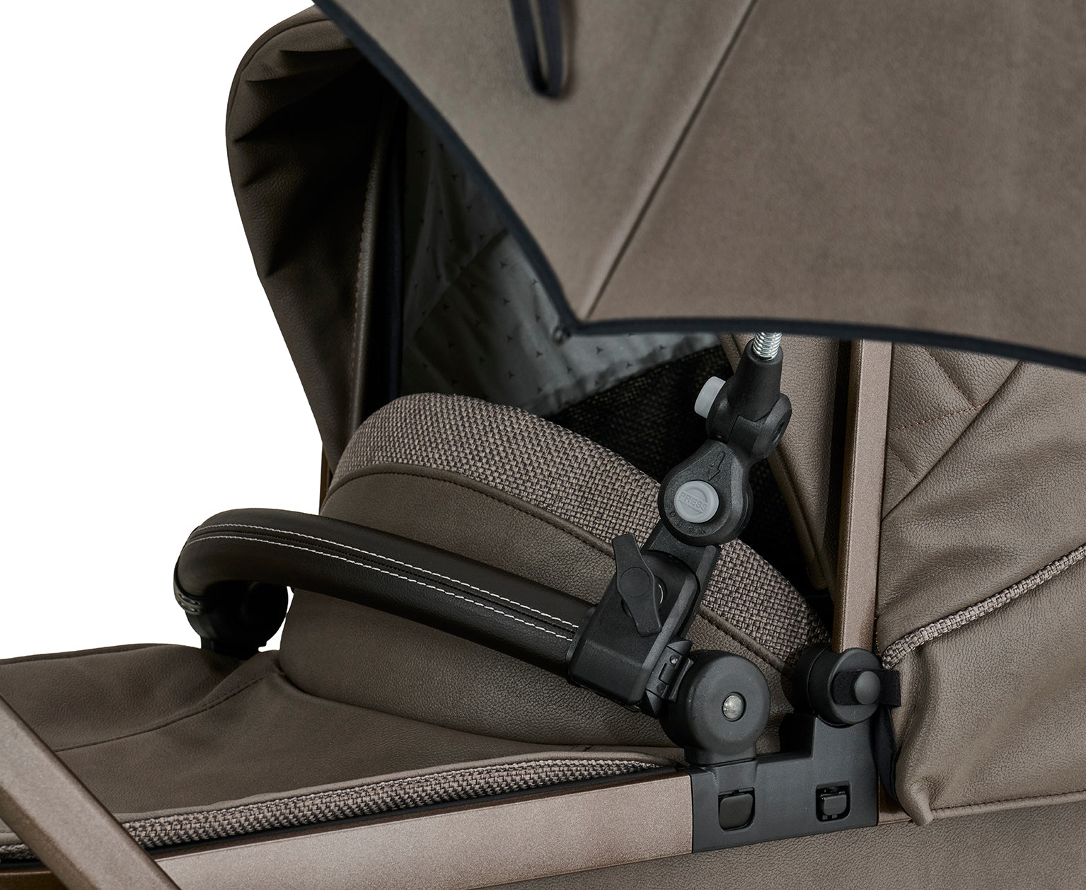 Mercedes Benz Sonnenschirm 616 / Tartufo
Aufgespannt und an der Falttasche befestigt.
Schräge Vorderansicht. Nahaufnahme.