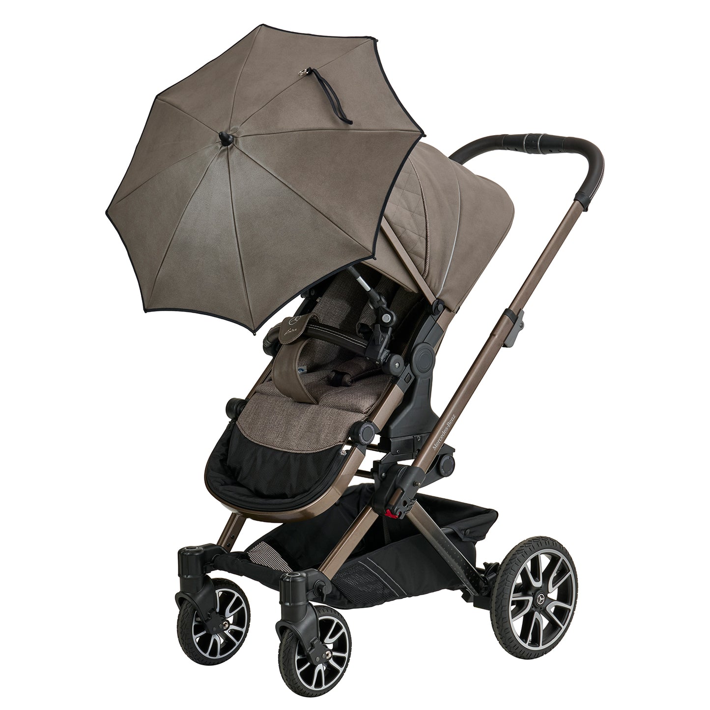 Mercedes Benz Sonnenschirm 616 / Tartufo
Aufgespannt und am Schutzbügel des Sportwagens befestigt.
Schräge Vorderansicht.