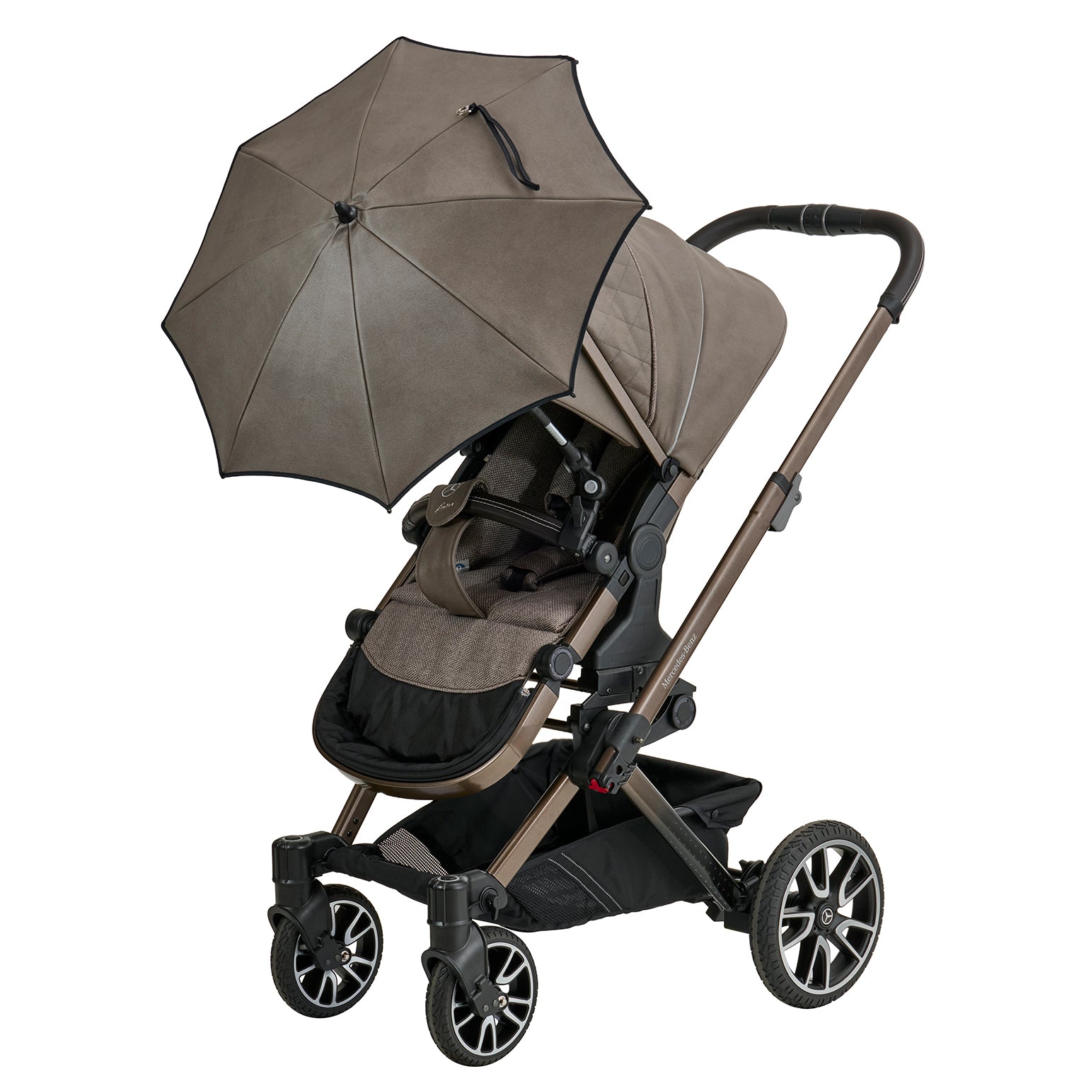 Mercedes Benz Sonnenschirm 616 / Tartufo
Aufgespannt und am Schutzbügel des Sportwagens befestigt.
Schräge Vorderansicht.