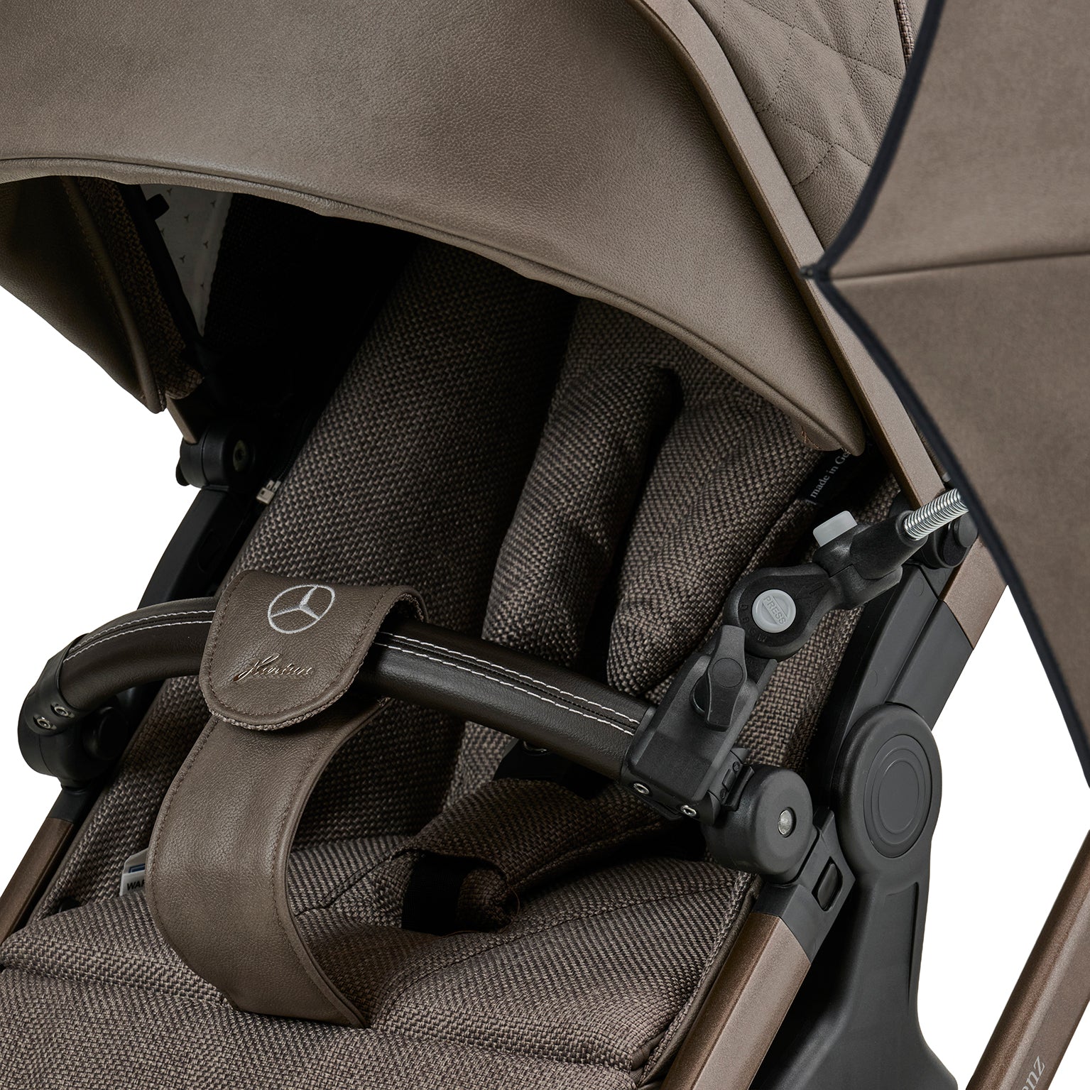 Mercedes Benz Sonnenschirm 616 / Tartufo
Aufgespannt und am Schutzbügel des Sportwagenaufsatzes befestigt.
Schräge Vorderansicht. Nahaufnahme.