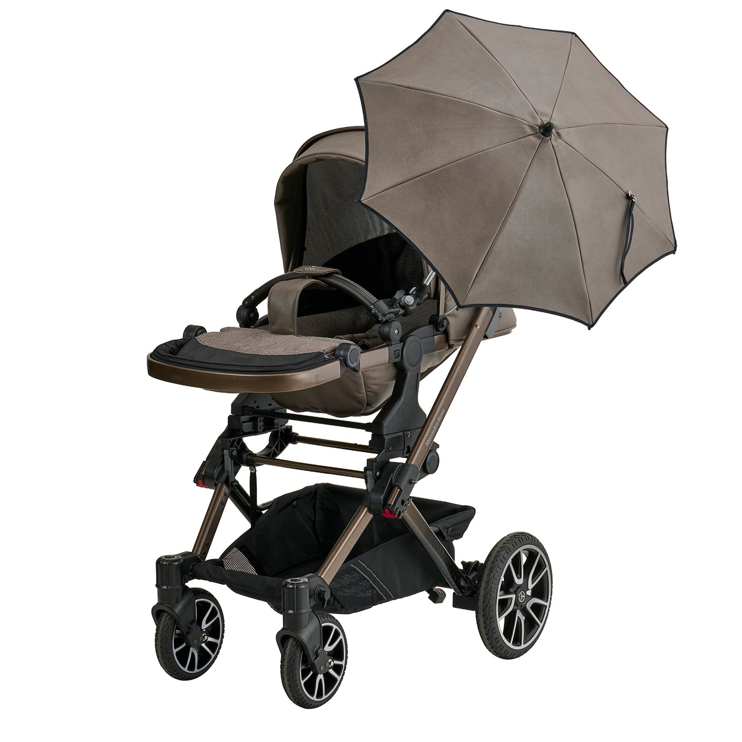 Mercedes Benz Sonnenschirm 616 / Tartufo
Aufgespannt und am Sportwagen befestigt.
Sportwagenaufsatz flach gestellt.
Schräge Vorderansicht.