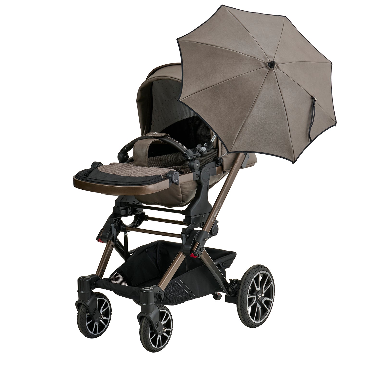 Mercedes Benz Sonnenschirm 616 / Tartufo
Aufgespannt und am Sportwagen befestigt.
Sportwagenaufsatz flach gestellt.
Schräge Vorderansicht.