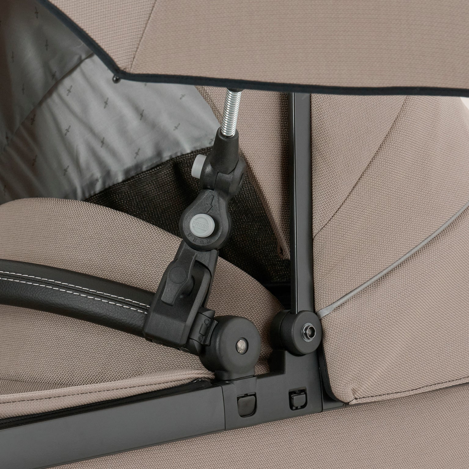 Detailbild Kinderwagen-Sonnenschirm 604 / Sand mit Schraubsystem am Schutzbügel befestigt.
Vordere Ansicht.