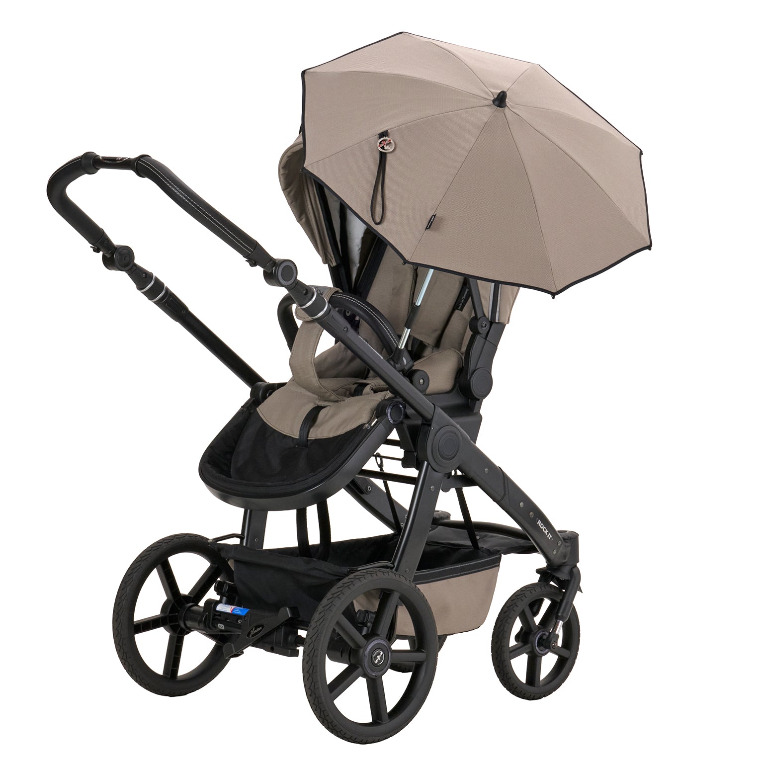 Kinderwagen-Sonnenschirm 604 / Sand mit flexibler Halterung.
Mit dem Click System am Sportwagen befestigt.
Geöffnet in Seitenansicht.