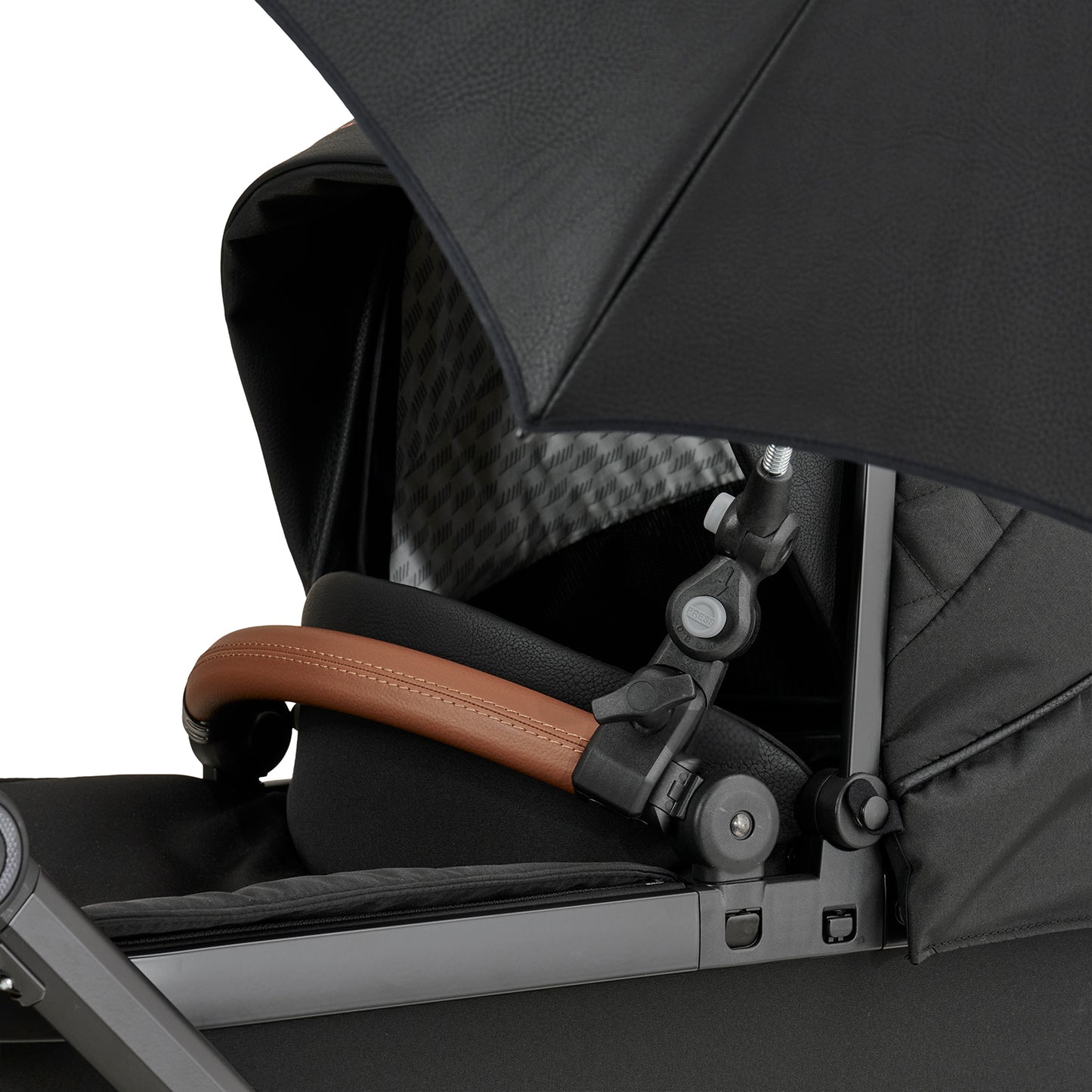 Kinderwagen-Sonnenschirm 622 / Sienabraun mit flexibler Halterung.
Mit dem Schraub- System am braunen Schutzbügel der Falttasche befestigt.
Schräge Vorderansicht., Detailbild.