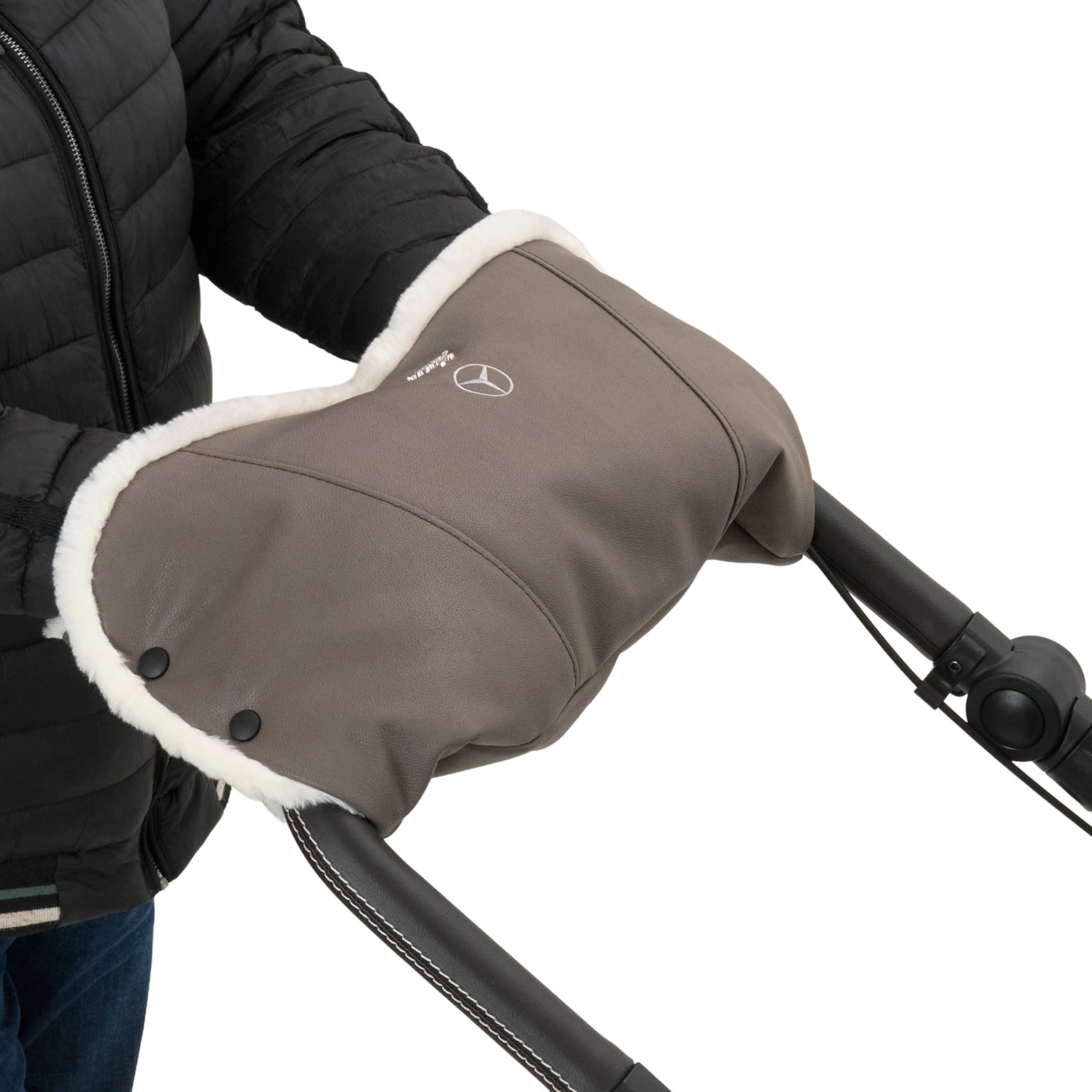 Mercedes Benz Handwärmer MUM 616 / Tartufo für den Kinderwagengriff.
Warmes Fleece-Innenfutter.
Befestigt am Kinderwagengriff.
Darstellung der Nutzung.
Schräge Vorderansicht.