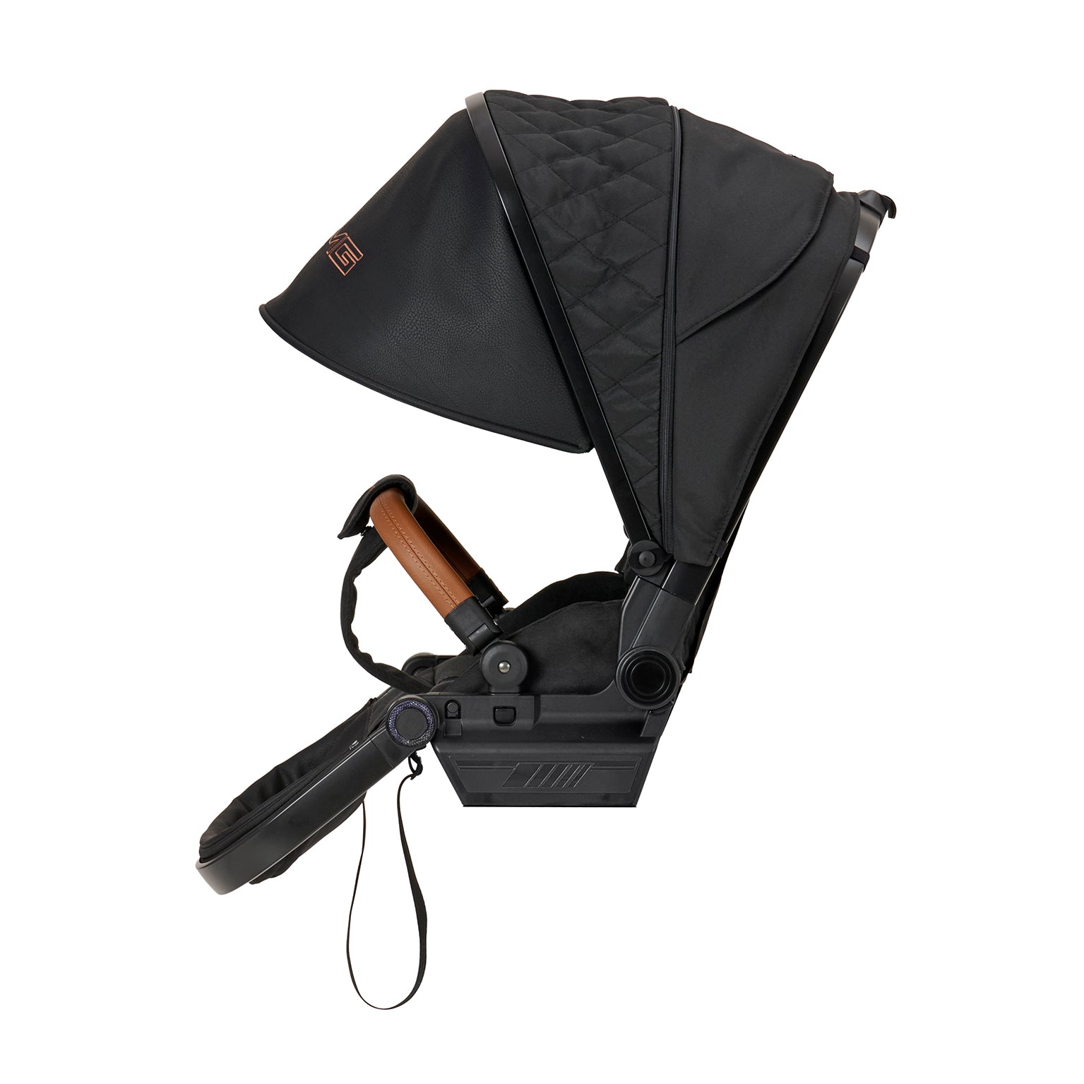 Sportsitz 622 / Sienabraun mit halb ausgeklappten Verdeck.
Farbige Stickerei AMG im Verdeck.
Schutzbügel aus braunem Leder.
Seitenansicht.
