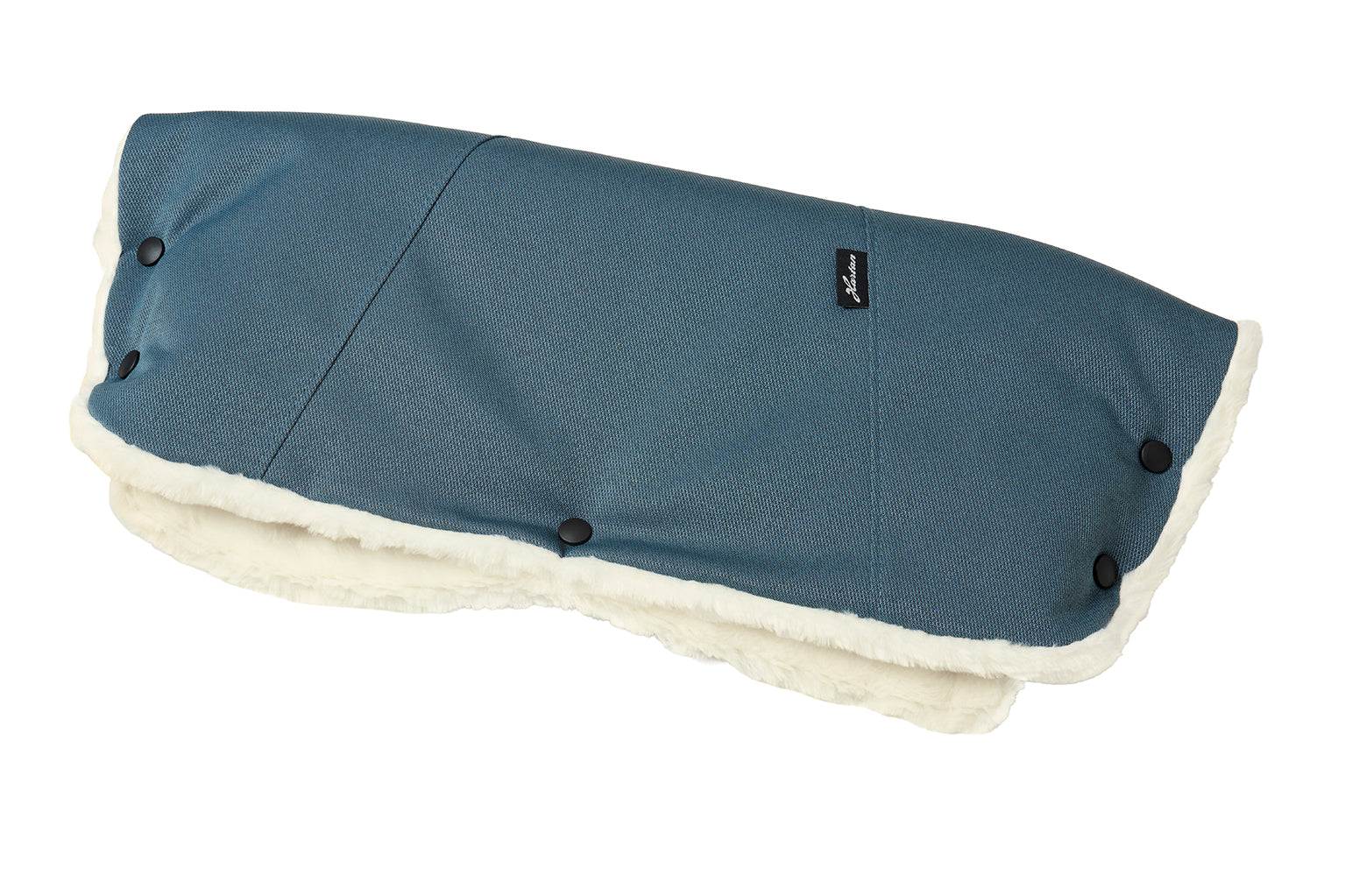 Handwärmer Mum in 607 / Butterfly Pea für den Kinderwagengriff.
Warmes Fleece-Innenfutter.
Schräge Frontansicht.