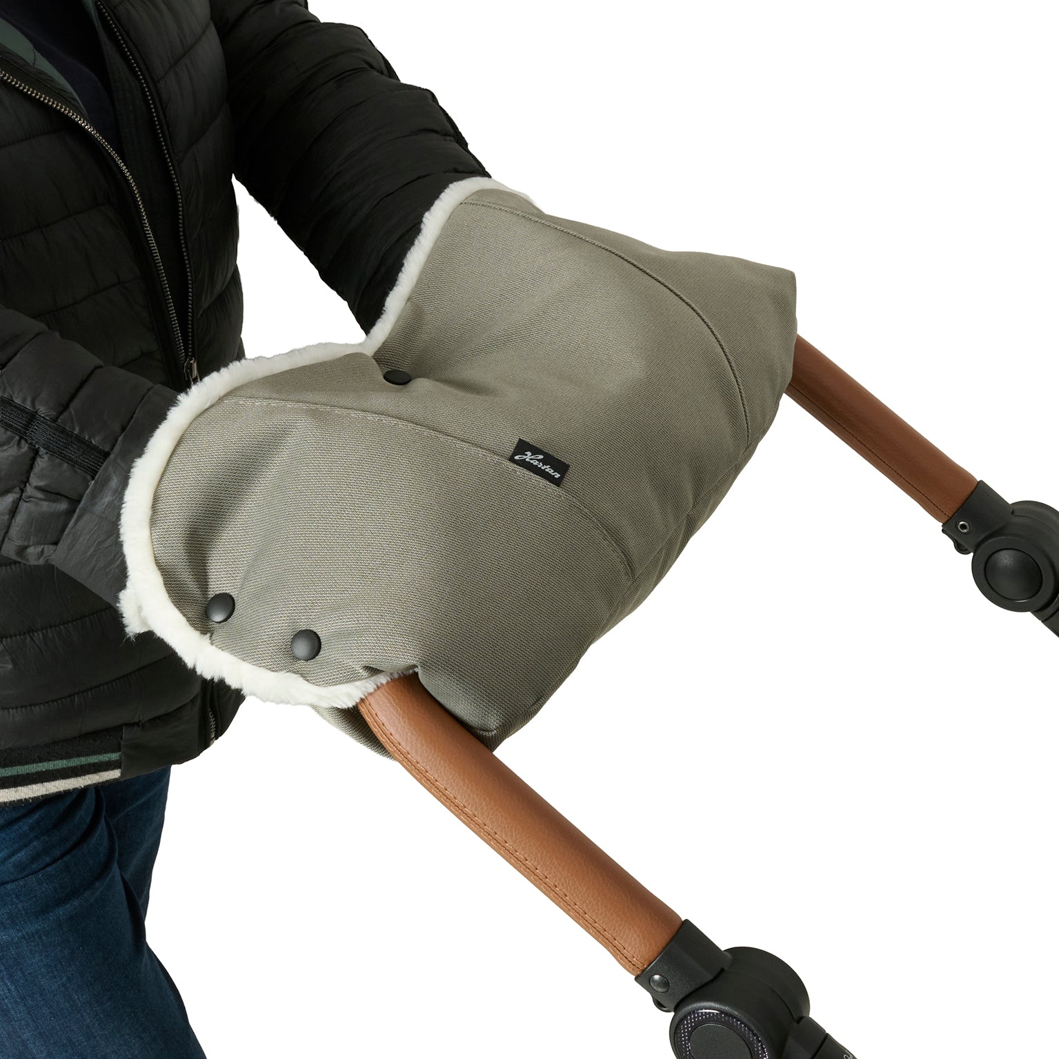 Handwärmer Mum in 608 / Pistachio für den Kinderwagengriff.
Warmes Fleece-Innenfutter.
Detailbild Befestigung und Nutzung am Kinderwagenhandgriff.