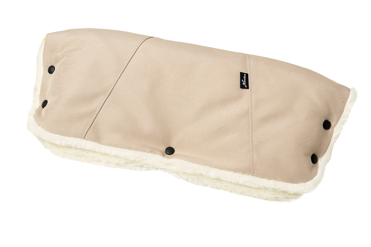 Handwärmer Mum in 609 / Peanut für den Kinderwagengriff.
Warmes Fleece-Innenfutter.
Schräge Frontansicht