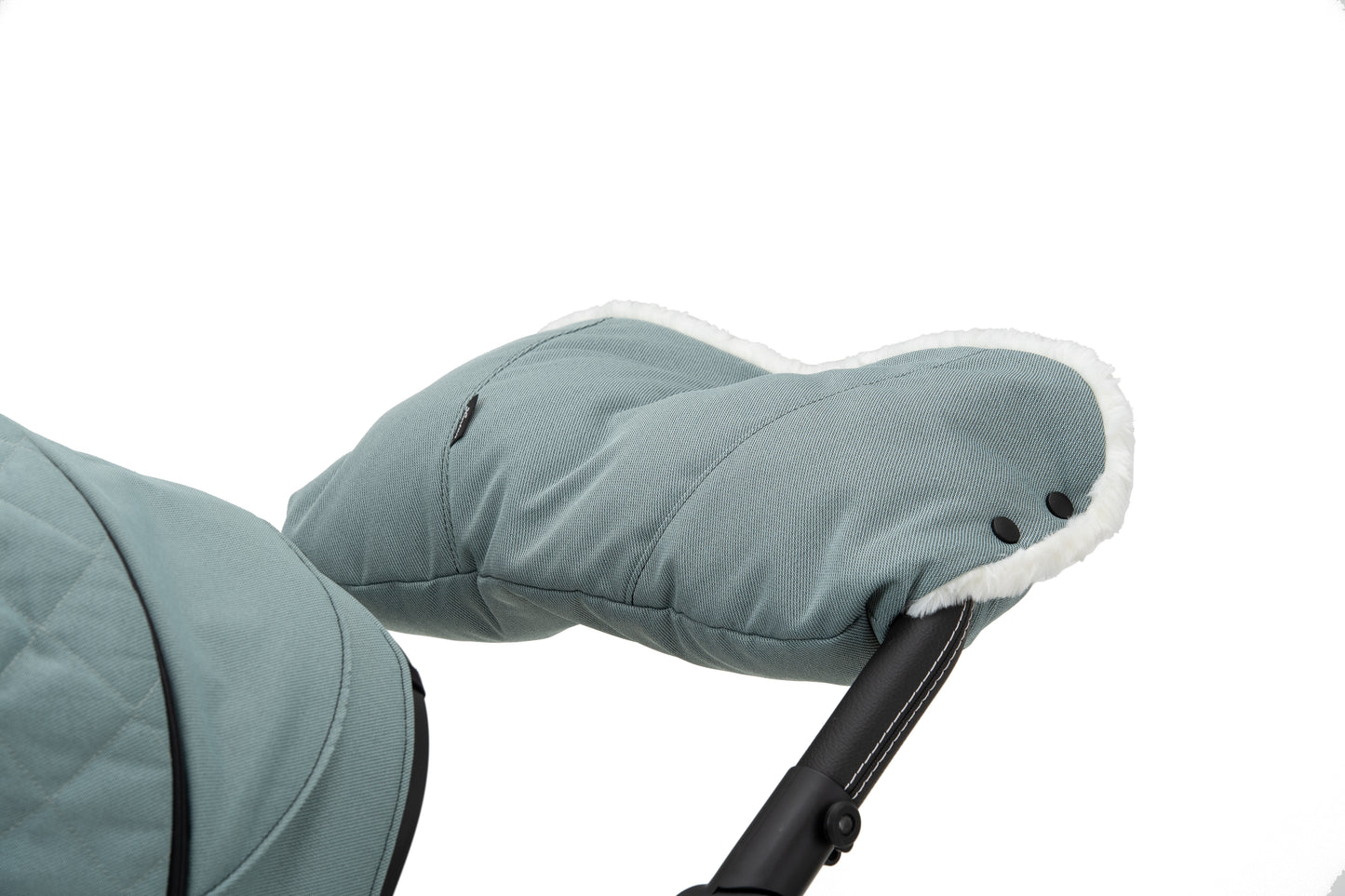 Handwärmer Mum für den Kinderwagengriff.
Warmes Fleece-Innenfutter.
Detailbild Befestigung am Handgriff.
