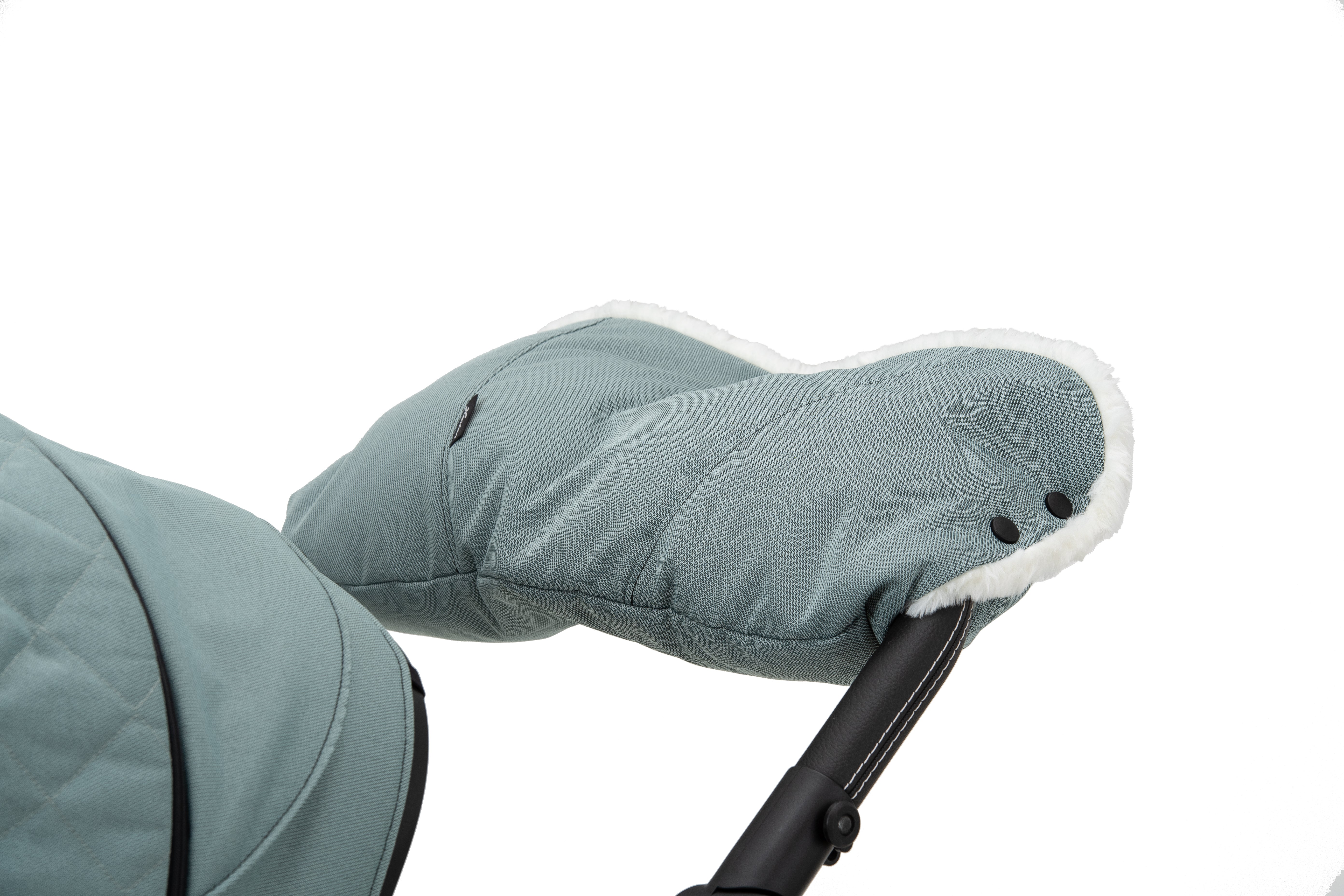 Handwärmer Mum für den Kinderwagengriff.
Warmes Fleece-Innenfutter.
Detailbild Befestigung am Handgriff.