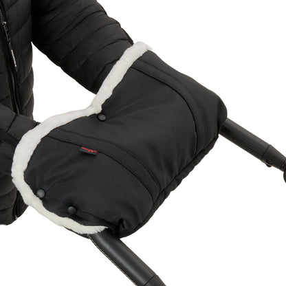 Handwärmer MUM
Mit flauschigem Innenmaterial.
Befestigt am Kinderwagengriff
Darstellung der Nutzung.
Schräge Vorderansicht