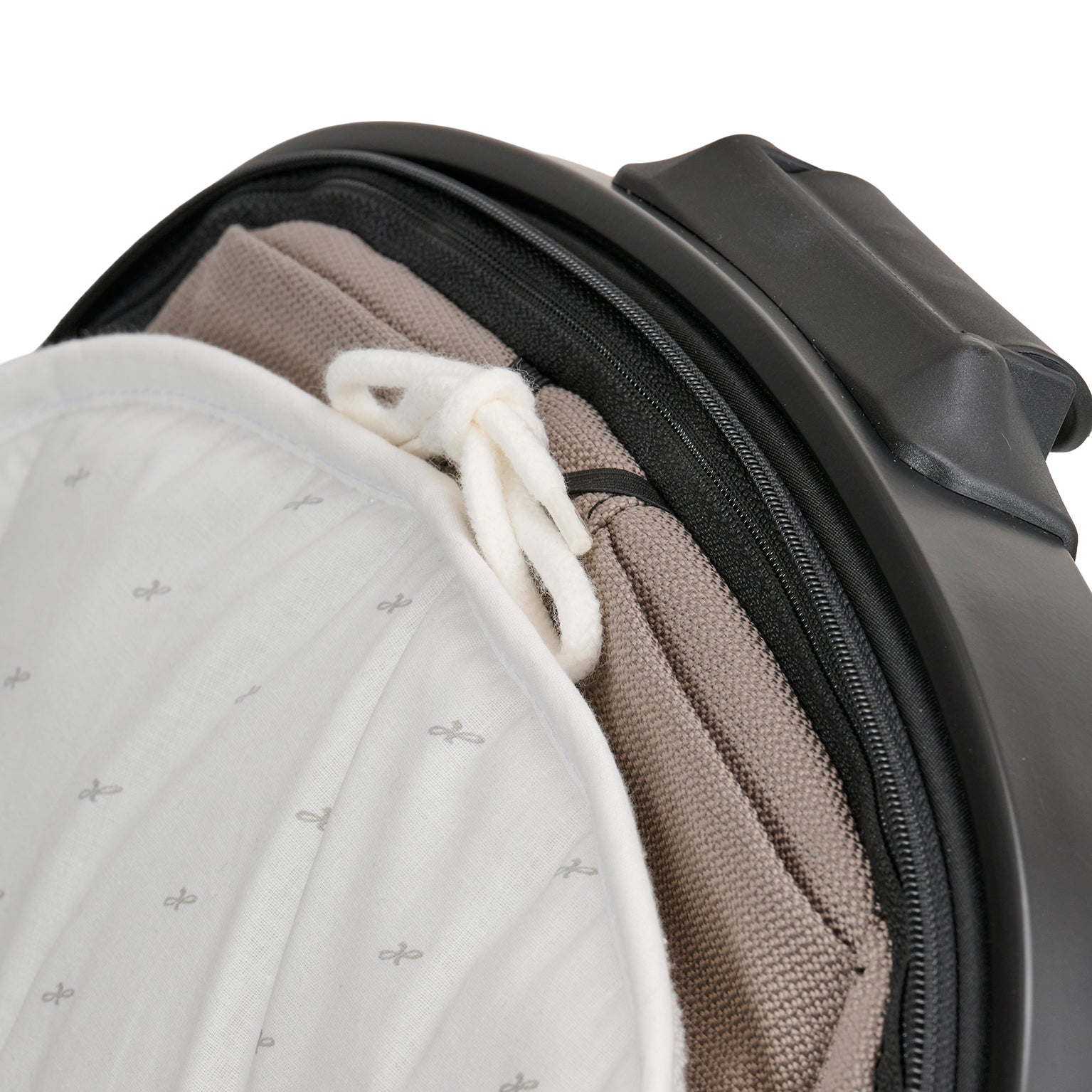 GTR Wendeauflage Cozy mit verstärktem Kopfteil.
Am Sportwagenaufsatz befestigt.
Detailbild schräge Vorderansicht.