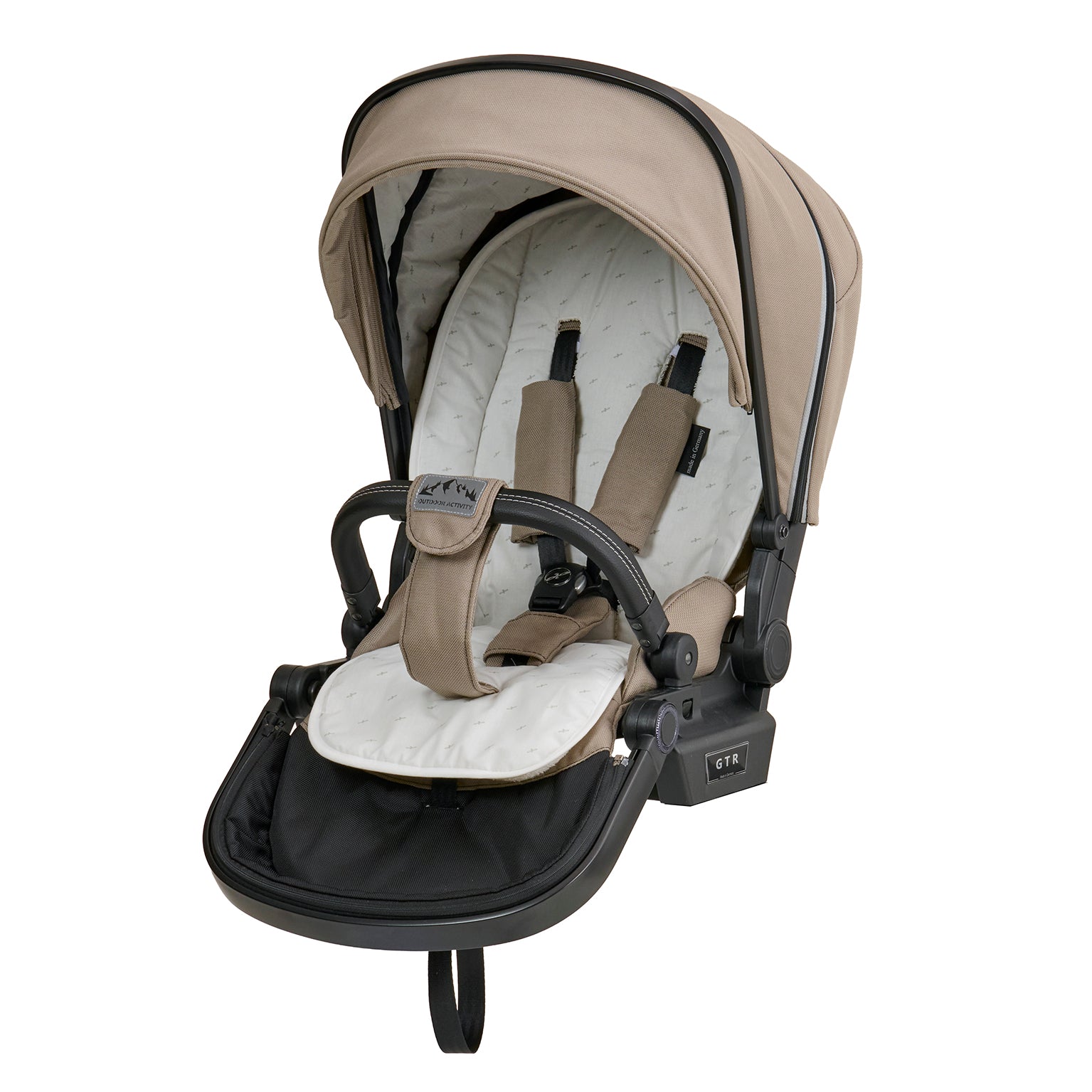 GTR Wendeauflage Cozy für mehr Komfort mit verstärktem Kopfteil im Sportwagenaufsatz befestigt.
Schräge Vorderansicht.