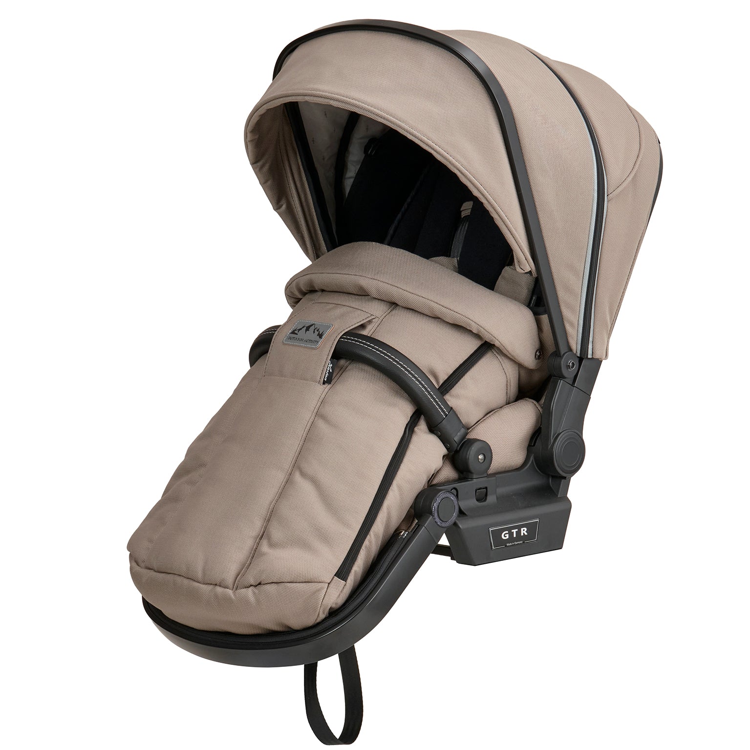 GTR Fußsack 604 /Sand mit weichem Fleece Innenfutter.
Im Sportwagenaufsatz befestigt.
Schräge Seitenansicht.