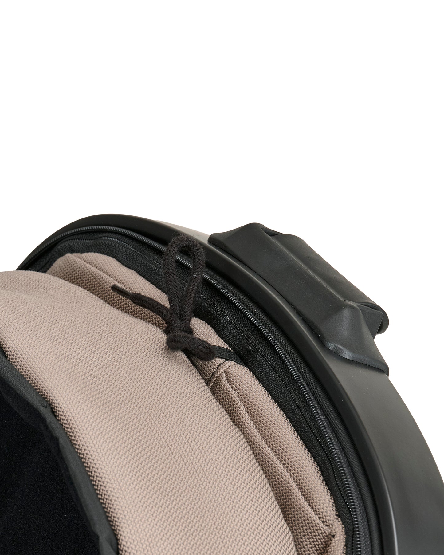 GTR Fußsack 604 /Sand mit weichem Fleece Innenfutter.
Im Sportwagenaufsatz befestigt.
Detailbild Befestigung.
Schräge Seitenansicht.