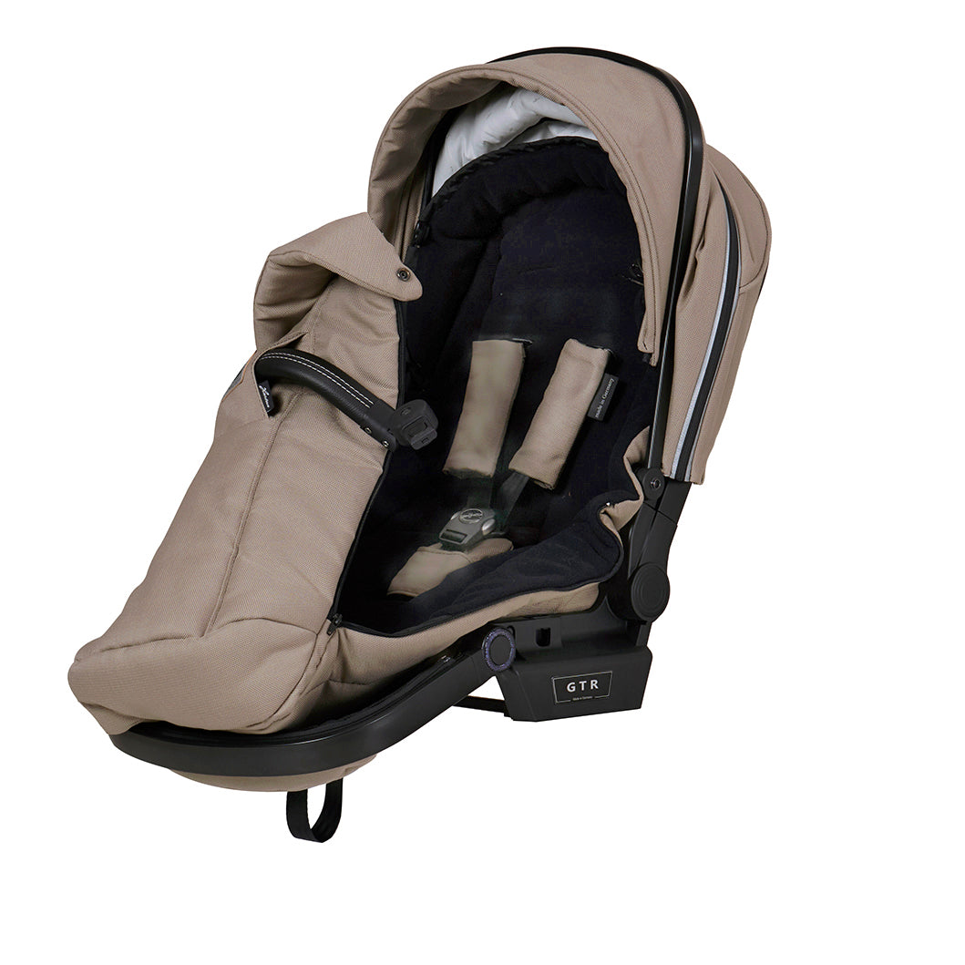 GTR Fußsack 604 /Sand mit weichem Fleece Innenfutter.
Im Sportwagenaufsatz befestigt.
Fußsack geöffnet.
Schräge Seitenansicht.