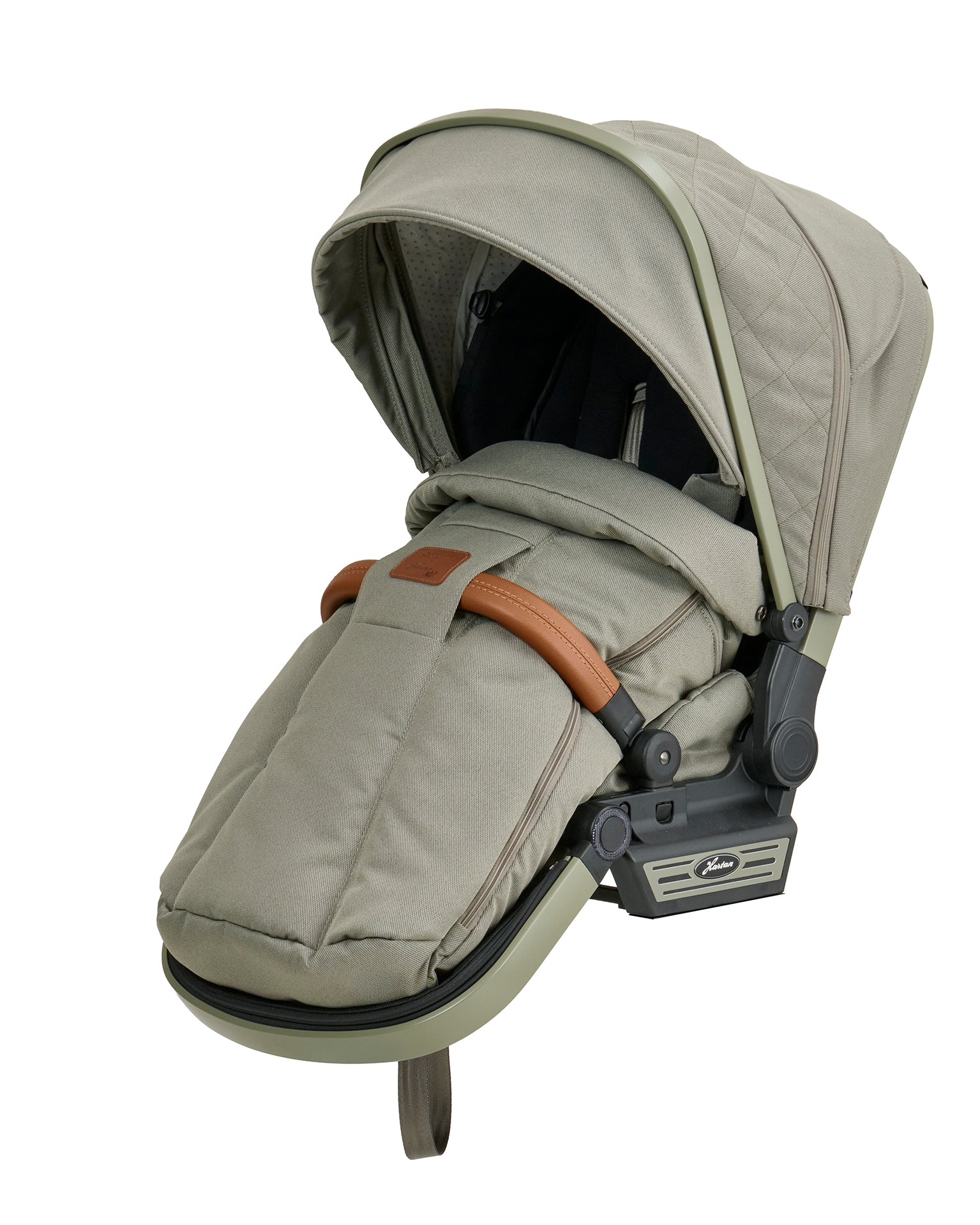 Fußsack 608 / Pistachio im Sportwagenaufsatz.
Geschlossen.
Schräge Vorderansicht.