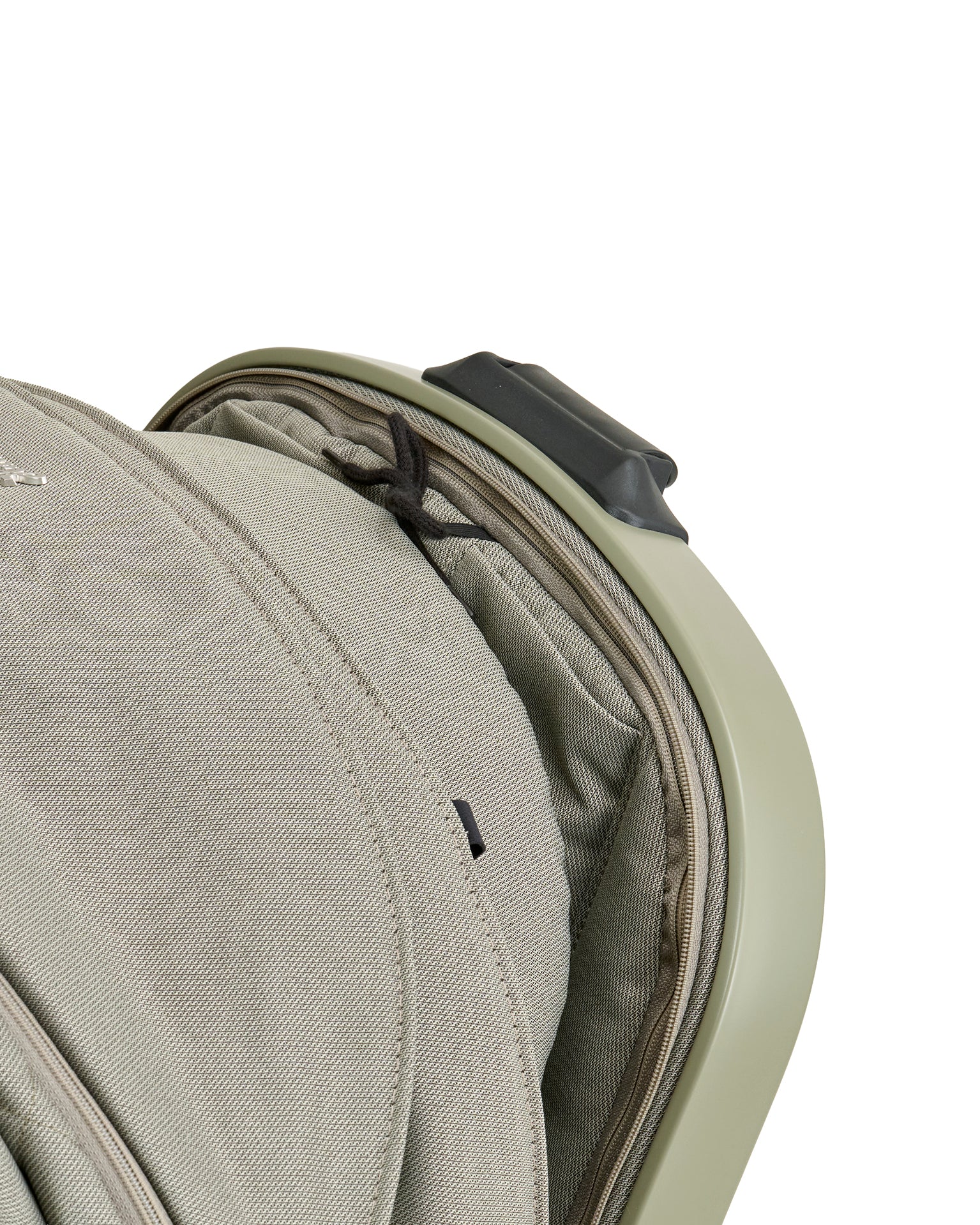 Detailbild Fußsack 608 / Pistachio im Sportwagenaufsatz.
Befestigung.
Schräge Draufansicht.