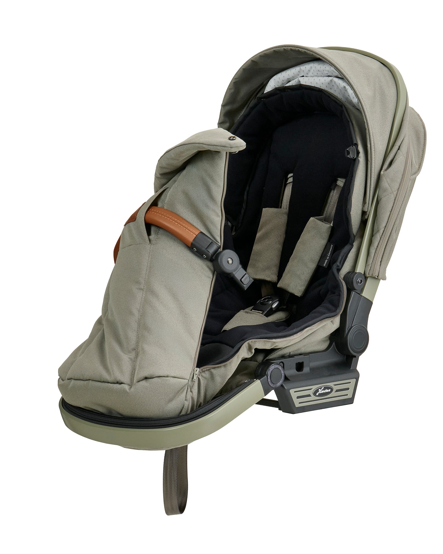 Fußsack 608 / Pistachio im Sportwagenaufsatz.
Halb geöffnet.
Schräge Vorderansicht.