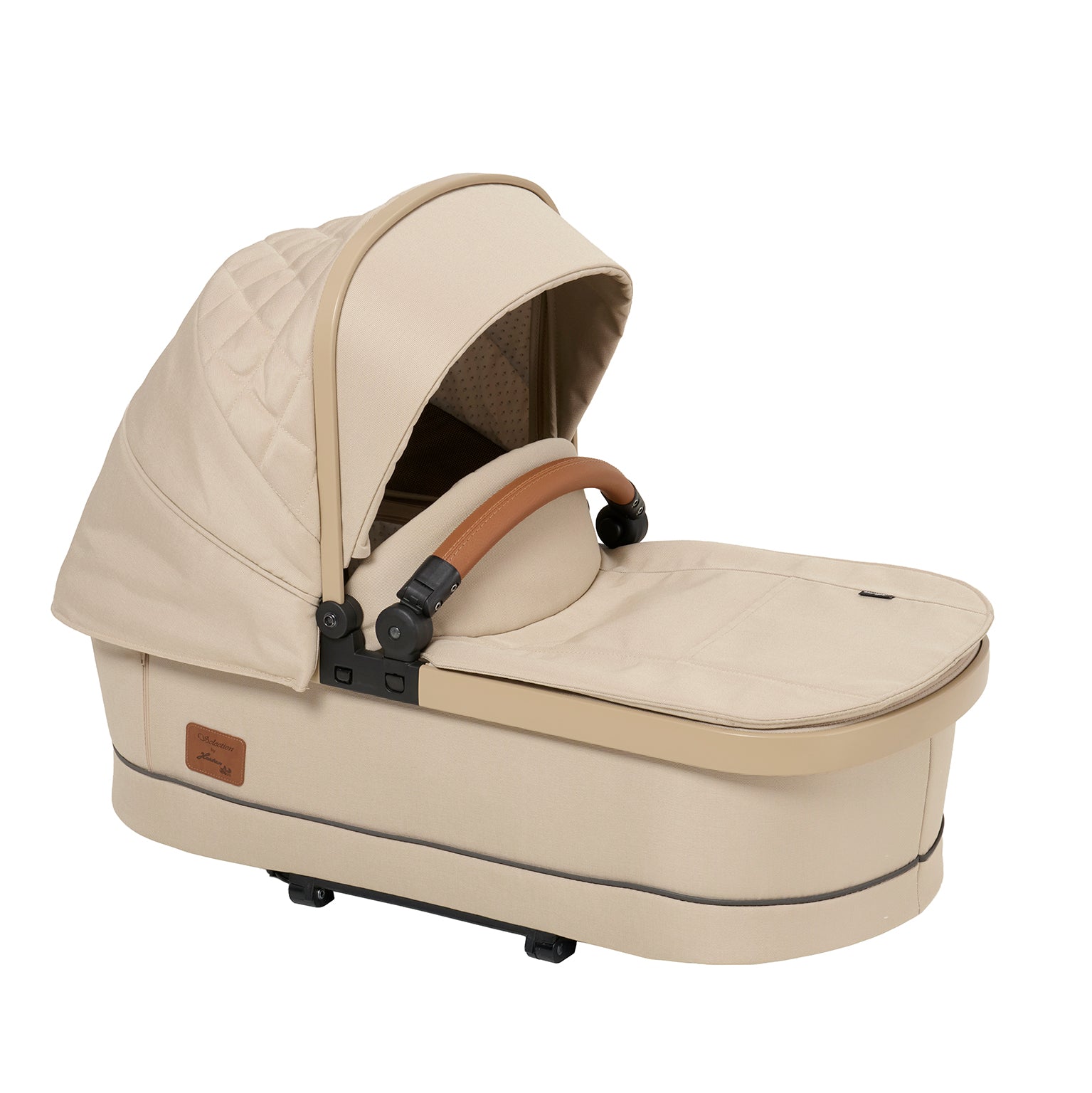 Falttasche in 609 / Peanut.
Verdeck halb ausgeklappt.
Schutzbügel in braunen Leder.
Schräge Vorderansicht.