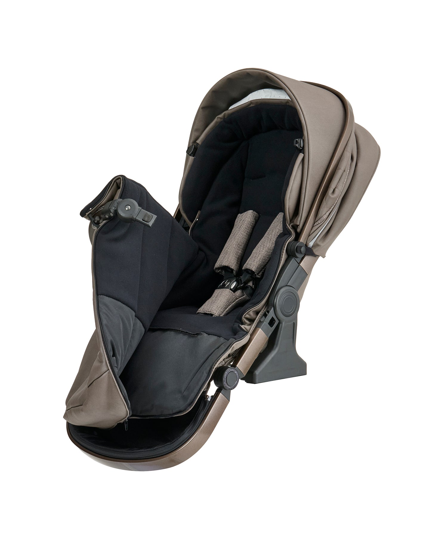 Fußsack 616 / Tartufo im Sportwagenaufsatz.
Fußsack geöffnet.
Verdeck vom Sportwagenaufsatz komplett zurückgeklappt.
Schräge Vorderansicht.