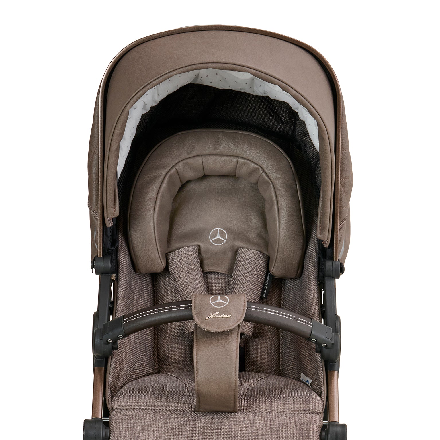 Mercedes Benz Kopfstütze 616 / Tartufo im Sportwagen.
Ansicht von vorne.