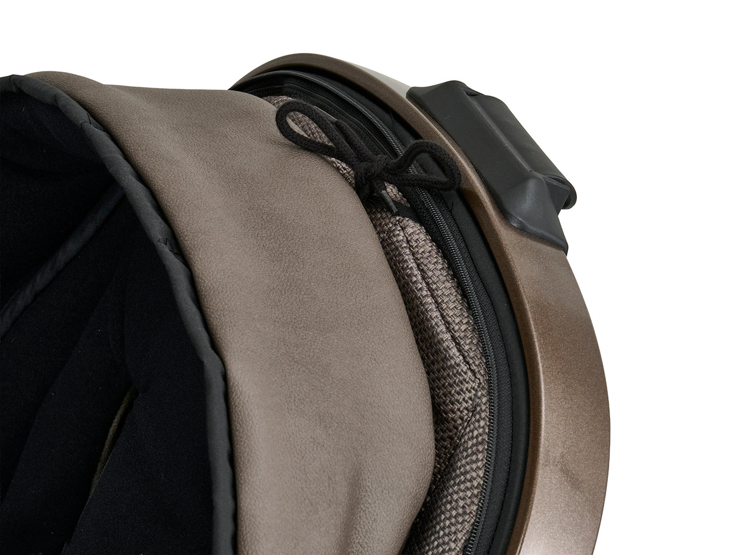 Fußsack 616 / Tartufo befestigt am Sportwagenaufsatz.
Schräge Ansicht von oben.