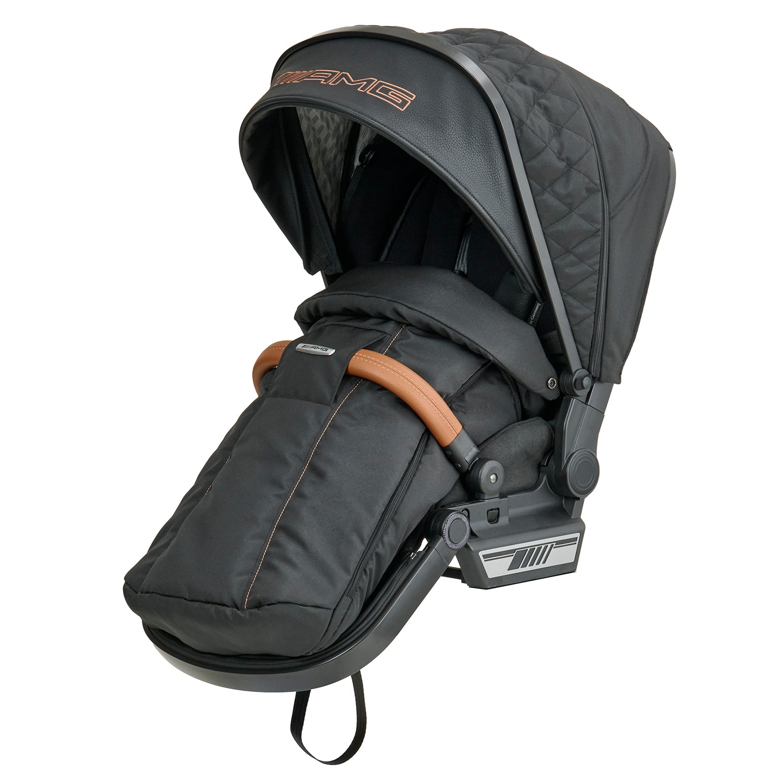 AMG Fußsack 622 / Sienabraun mit weichem Fleece-Innenfutter.
Im Sportwagenaufsatz befestigt.
Schräge Vorderansicht.
