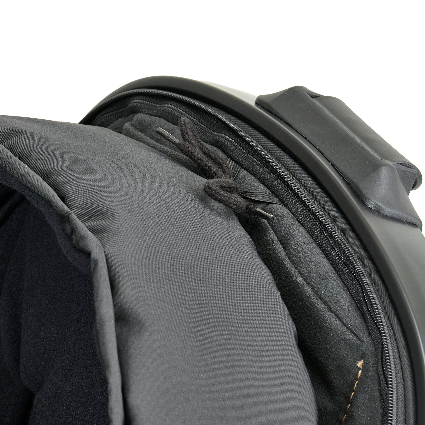 AMG Fußsack 622 / Sienabraun mit weichem Fleece-Innenfutter.
Im Sportwagenaufsatz befestigt.
Detailbild Befestigung.
Schräge Draufsicht.