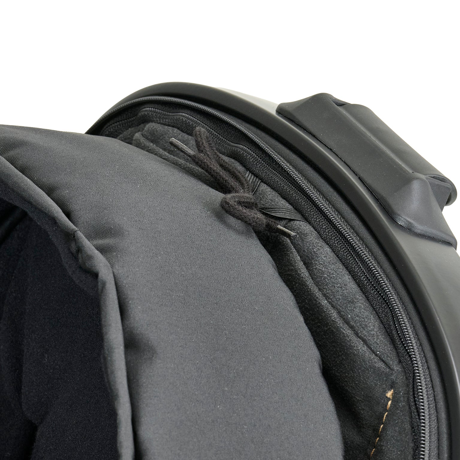 AMG Fußsack 622 / Sienabraun mit weichem Fleece-Innenfutter.
Im Sportwagenaufsatz befestigt.
Detailbild Befestigung.
Schräge Draufsicht.