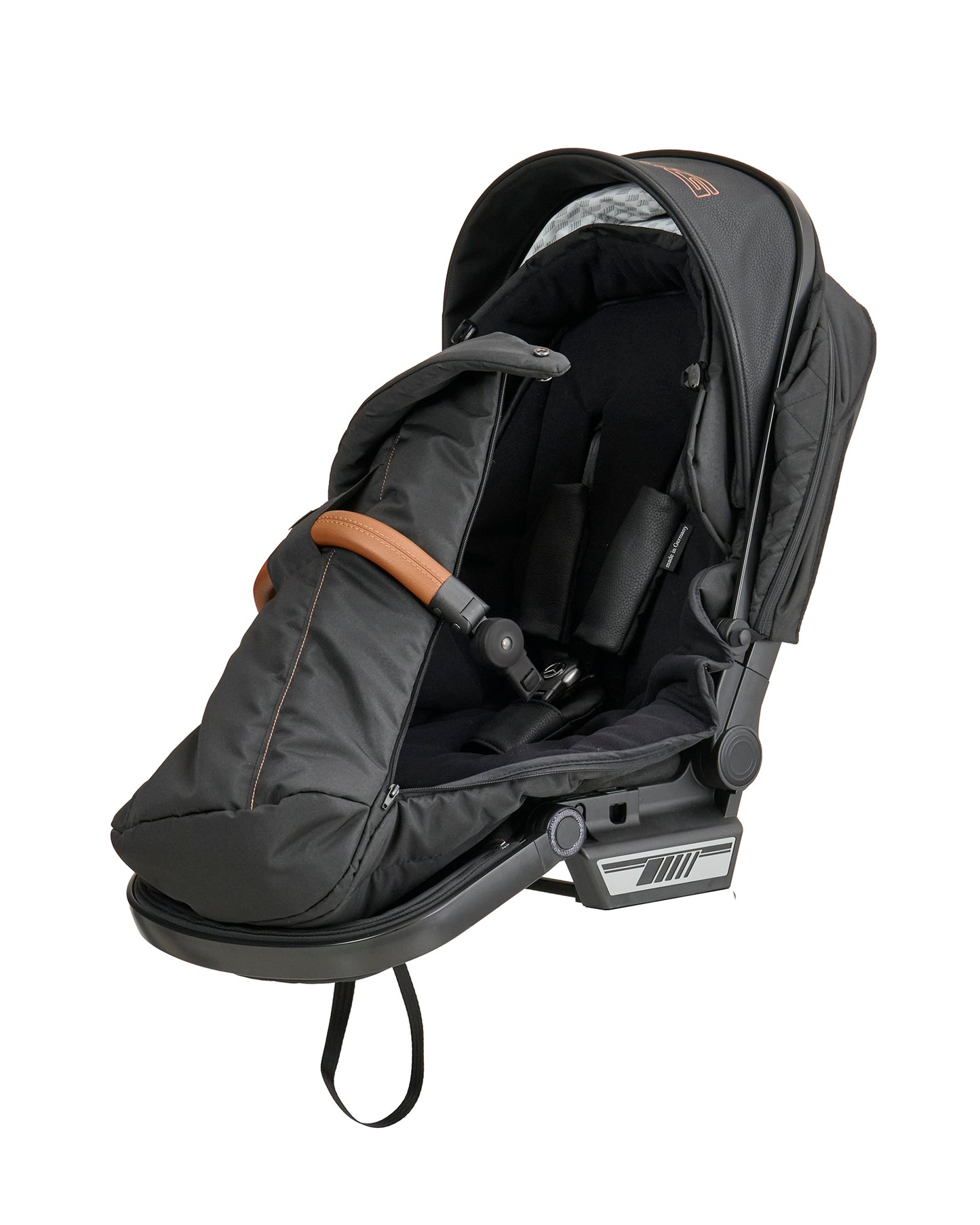 AMG Fußsack 622 / Sienabraun mit weichem Fleece-Innenfutter.
Im Sportwagenaufsatz befestigt.
Verdeck komplett zurück geklappt.
Geöffnet.
Schräge Vorderansicht.
