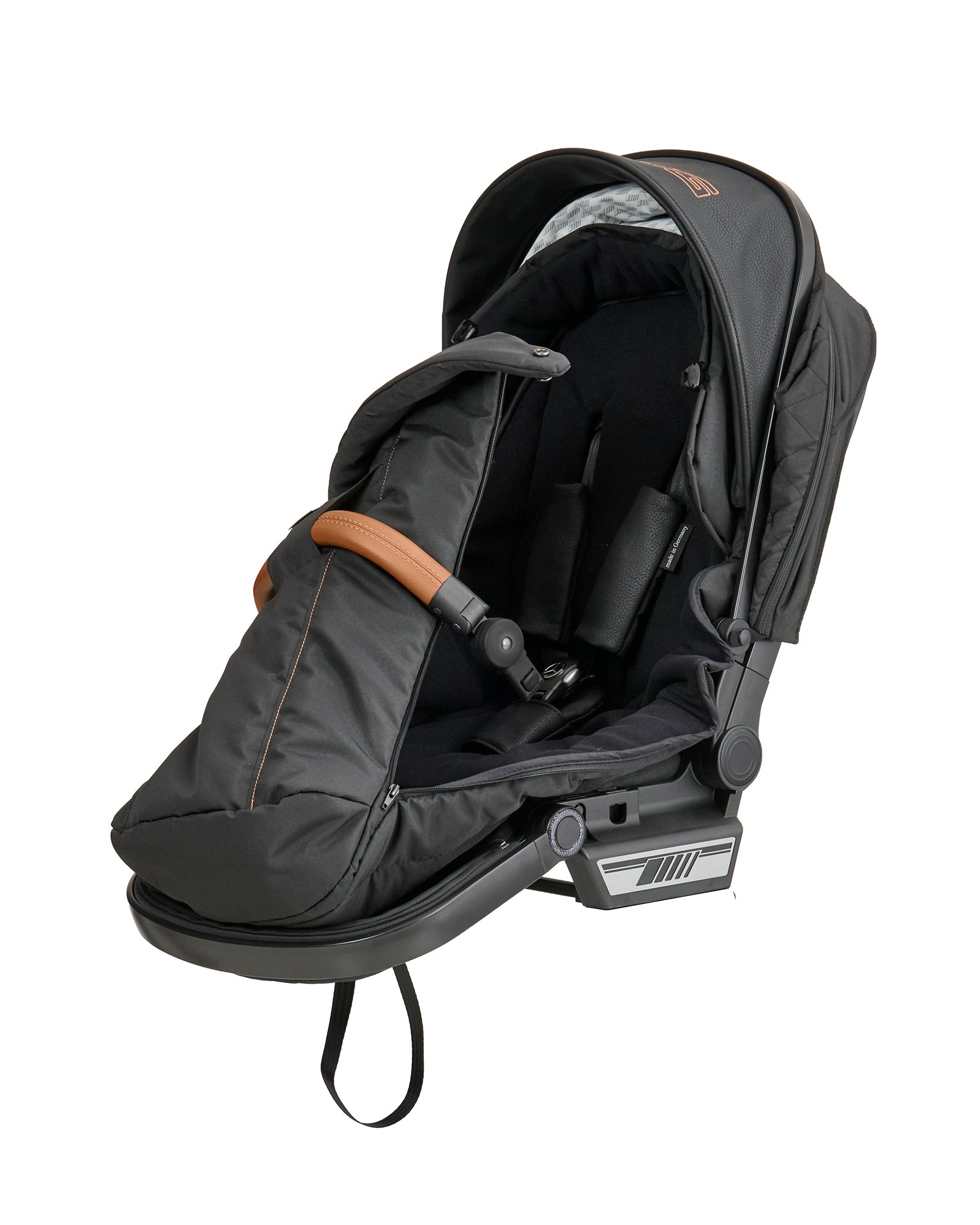 AMG Fußsack 622 / Sienabraun mit weichem Fleece-Innenfutter.
Im Sportwagenaufsatz befestigt.
Verdeck komplett zurück geklappt.
Geöffnet.
Schräge Vorderansicht.
