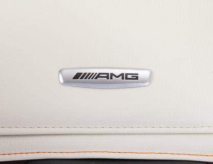 weißer Stoff mit AMG Plakette