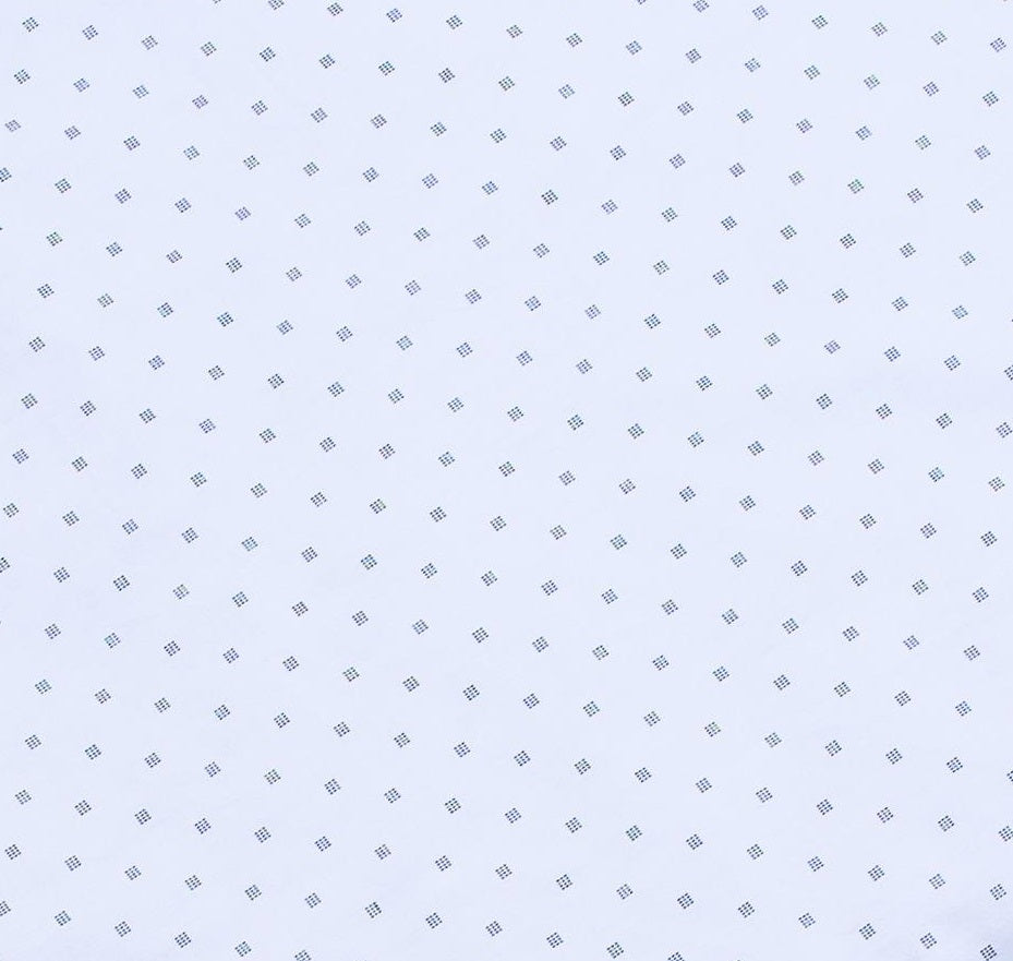 Weiße Softtragetasche mit feinem graublauem Punktmuster in diagonalen Reihen, leicht gepolstert, schlichtes Textildesign