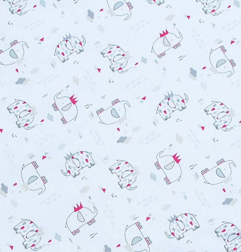 Weißes Softtragetaschen-Muster mit kleinen Elefanten, Kronen, rosa Details und grauen Wolken, kinderfreundlich und verspielt