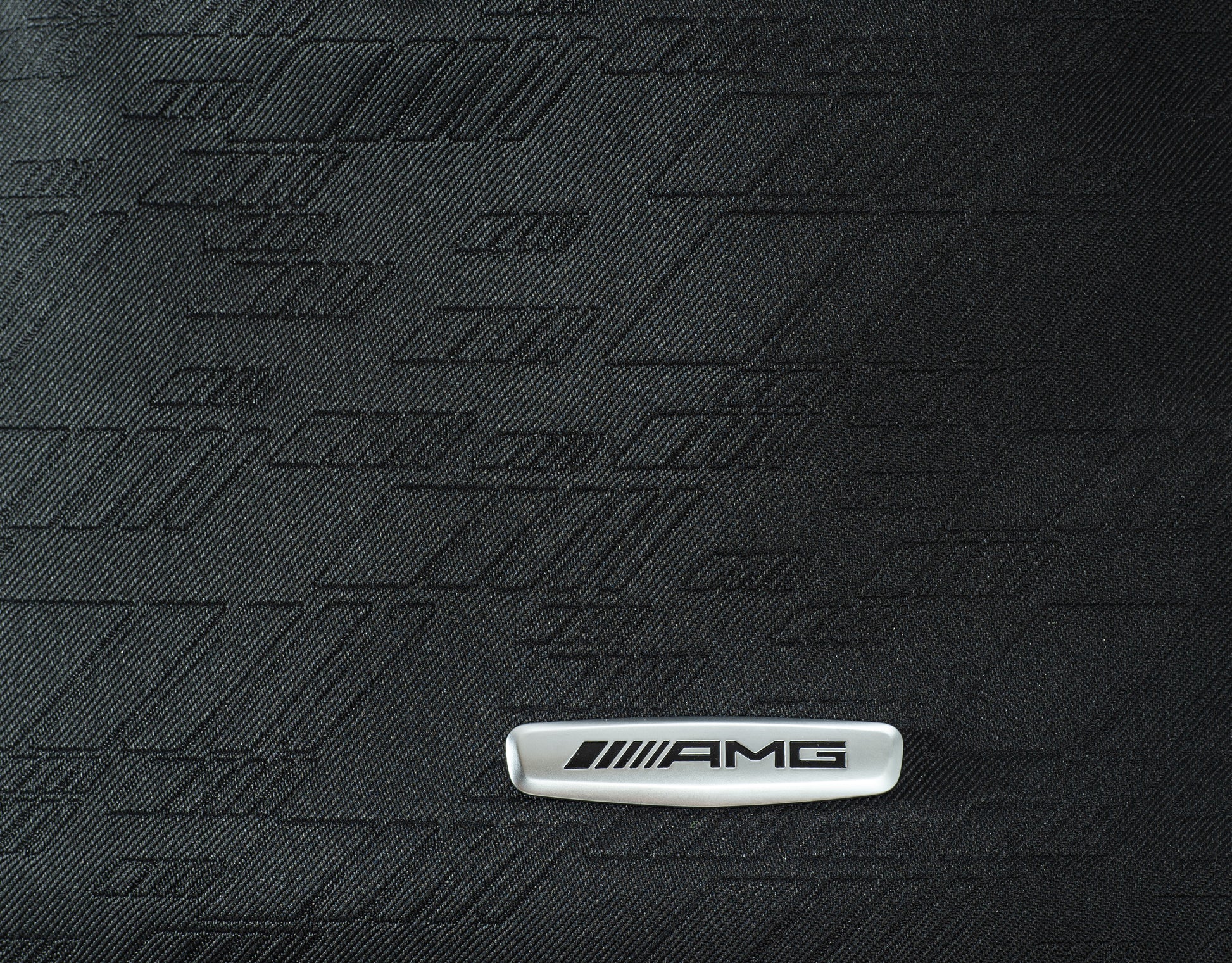 Schwarzer Stoff mit Mercedes-AMG Plakette