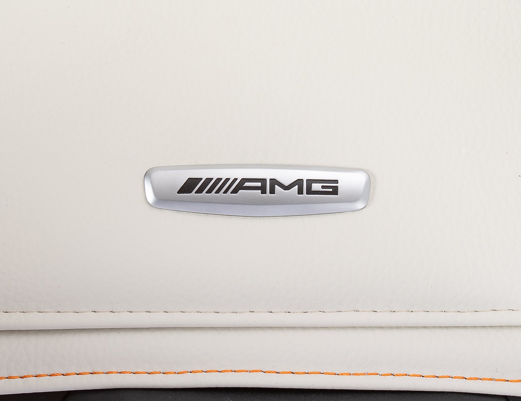 weißer Stoff mit AMG Plakette