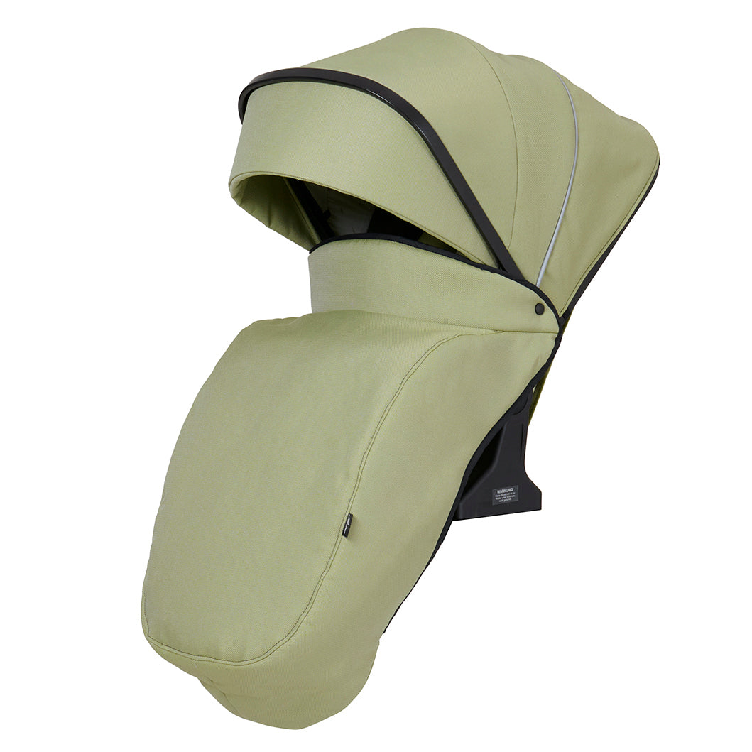 Two Select Windschutzdecke 603 / Lime für den Sportwagen.
Schräge Vorderansicht.