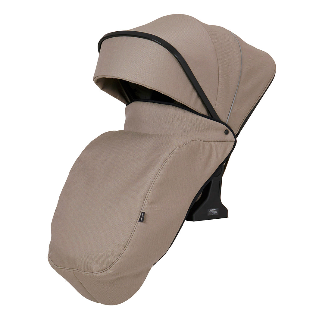 Two Select Windschutzdecke 604 / Sand für den Sportwagen.
Schräge Vorderansicht.