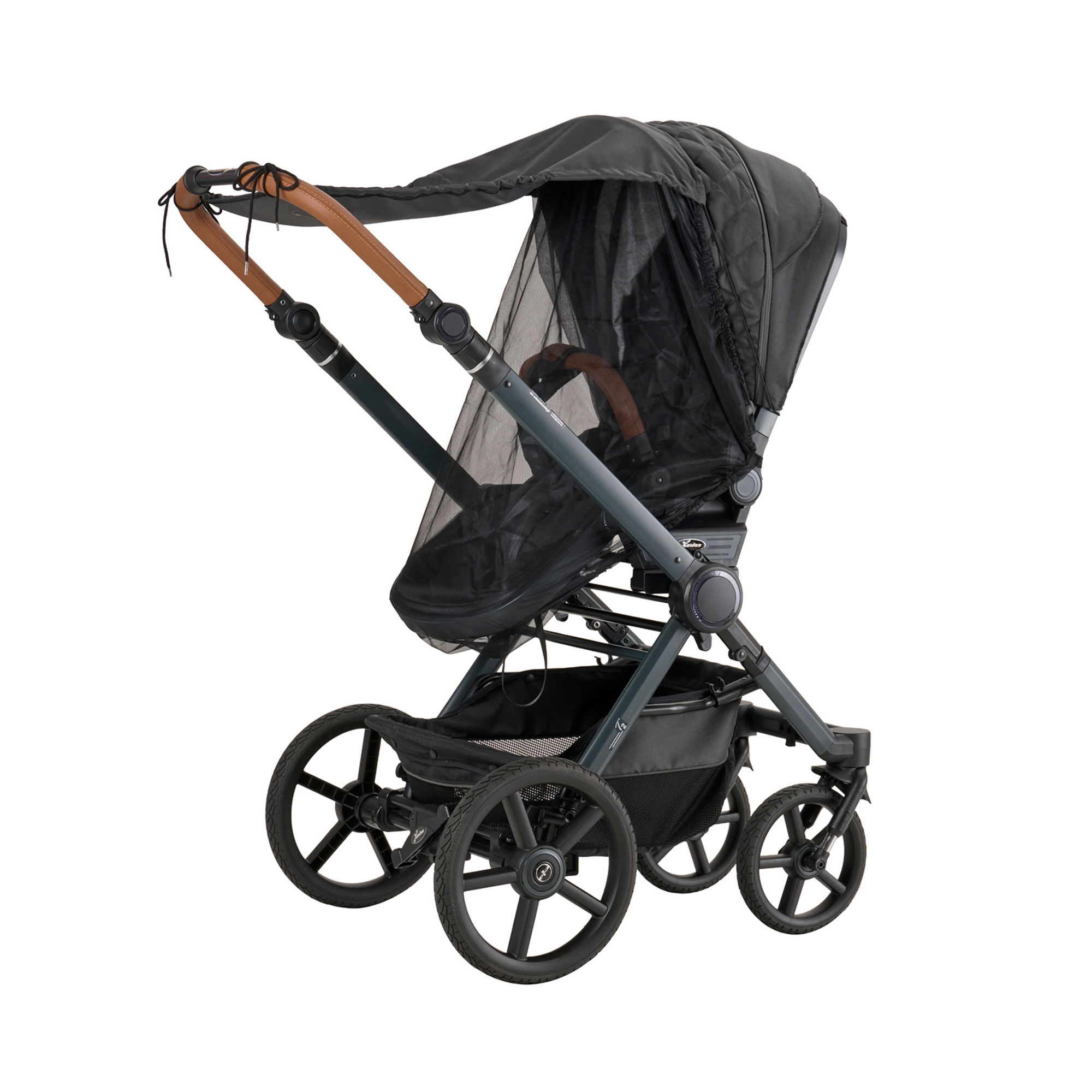 Sonnensegel mit Mückennetz 605 / Walnut Grey für Kinderwagen.
Elastische Befestigung.
Schräge Vorderansicht.