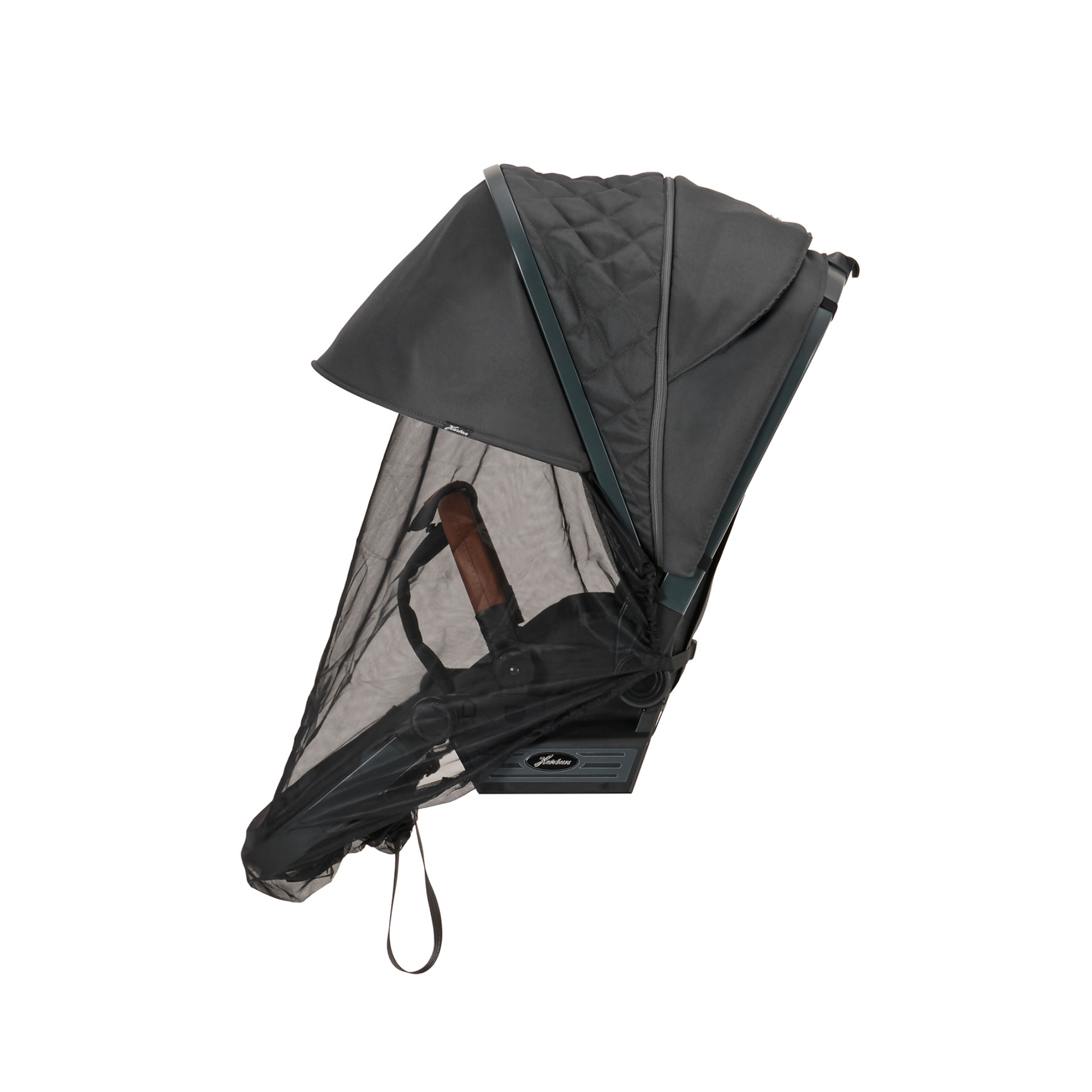 Sunline Plus Sonnenschutz 605 / Walnut Grey für Kinderwagen.
Angebracht am Sportwagen mit halb ausgeklappten Verdeck.
Seitenansicht.