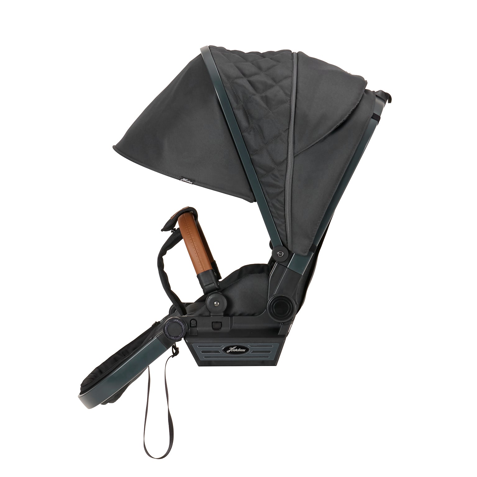 Sunline Plus Sonnenschutz 605 / Walnut Grey für Kinderwagen.
Verstaut am Sportwagen mit halb ausgeklappten Verdeck.
Seitenansicht.