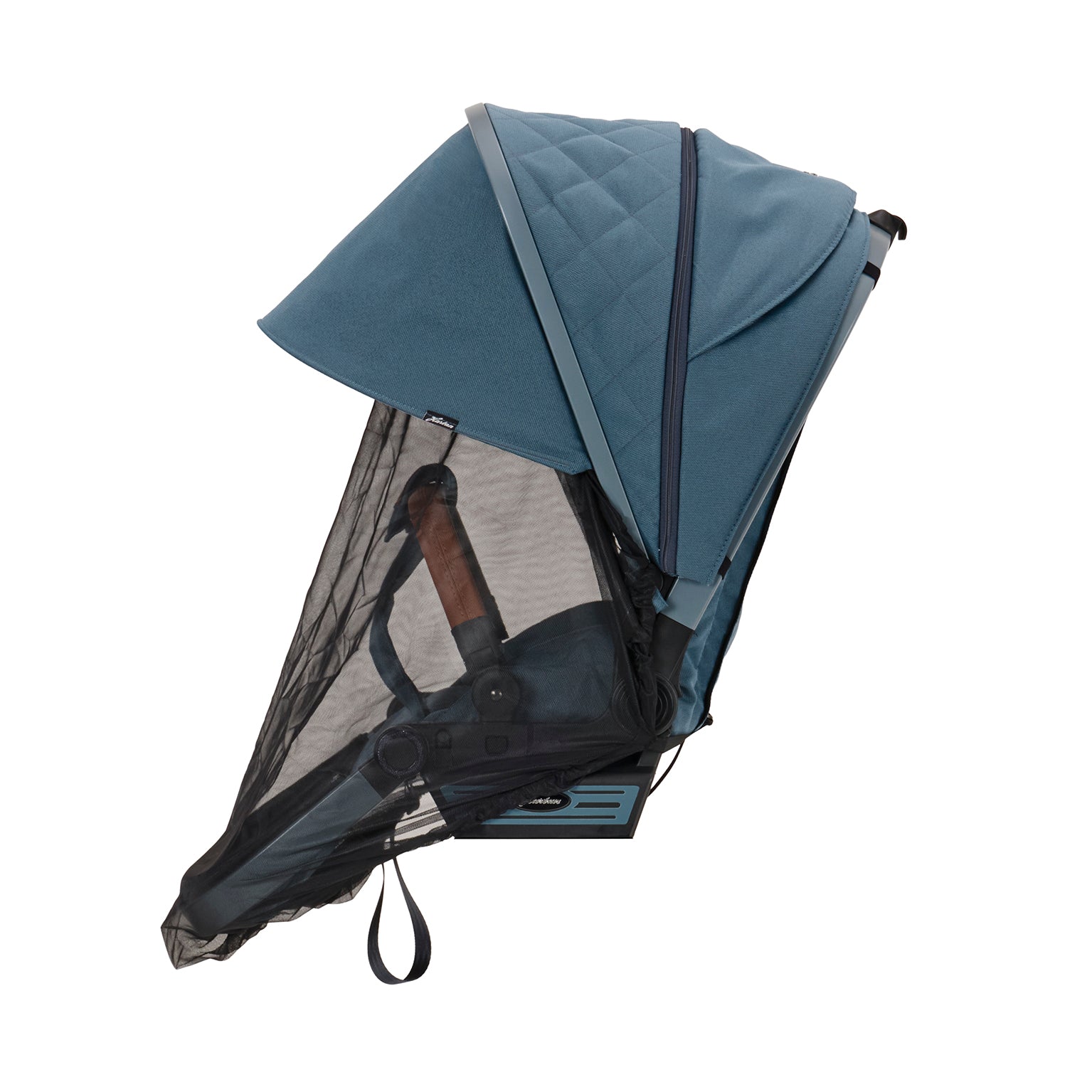 Sunline Plus Sonnenschutz 607/ Butterfly Pea für Kinderwagen.
Angebracht am Sportwagen mit halb ausgeklappten Verdeck.
Seitenansicht.