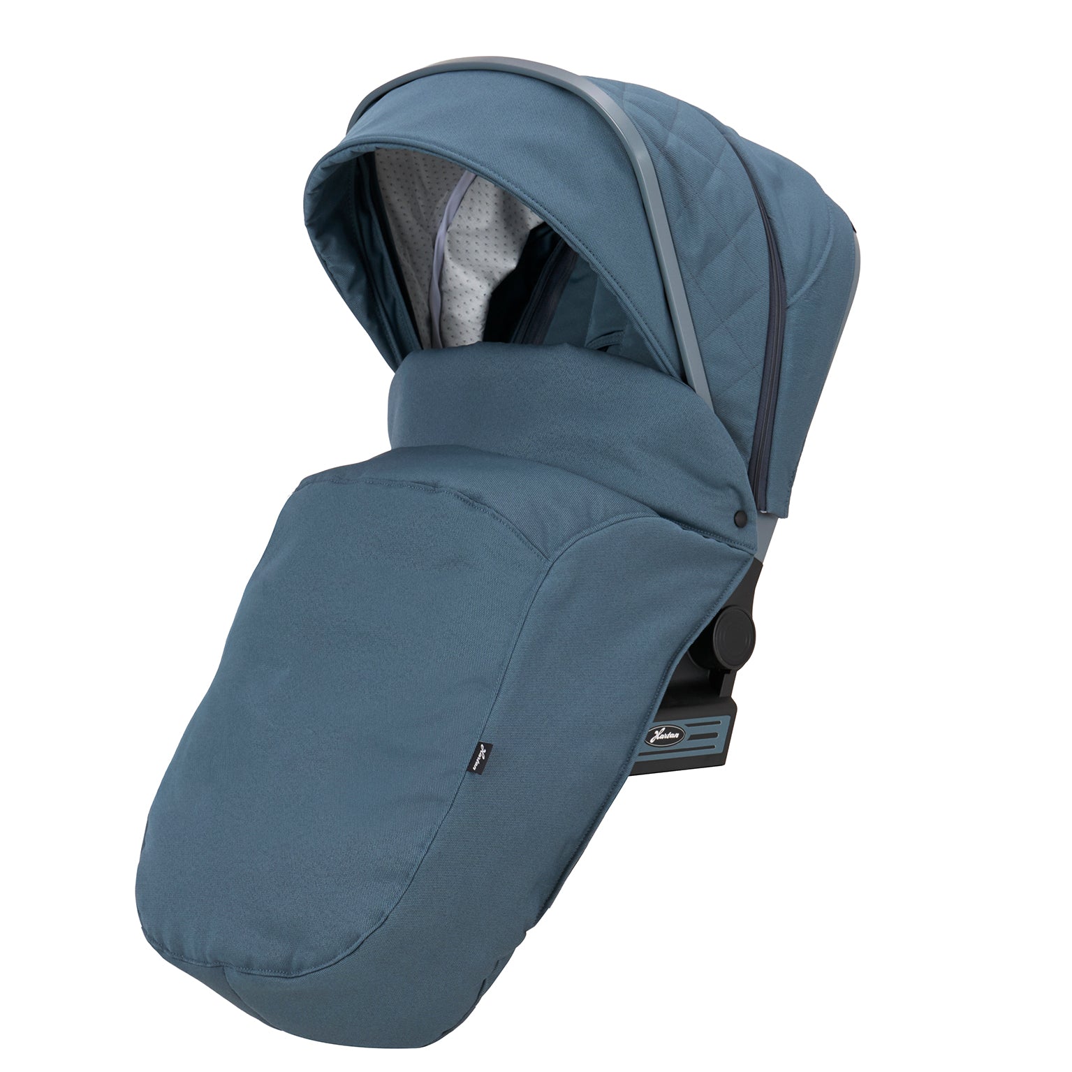 Windschutzdecke für den Sportwagen 607 / Butterfly Pea.
Schützt vor Wind und Auskühlung.
Schräge Vorderansicht.