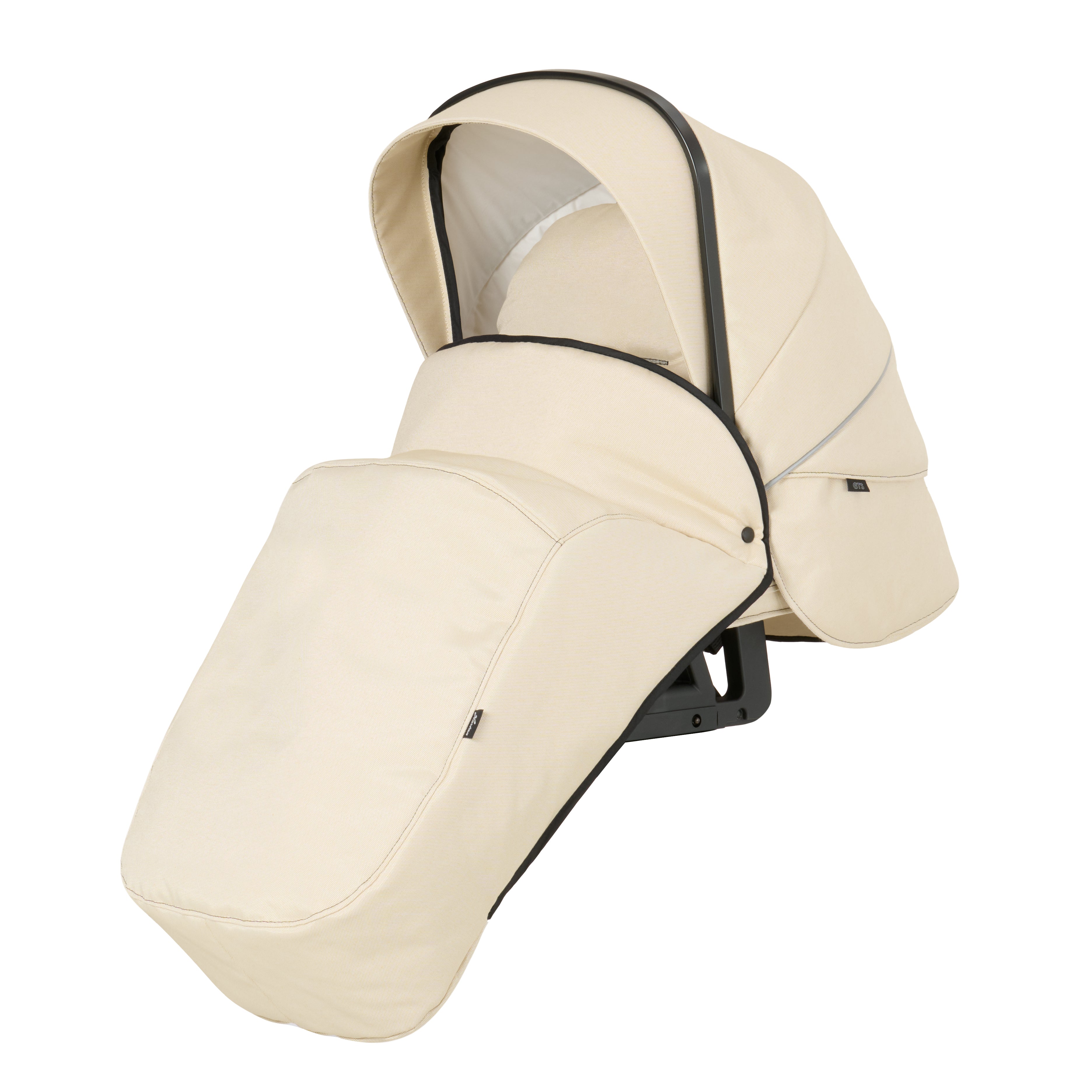 Windschutzdecke für den Sportwagen 625  / Butter Yellow.
Schützt vor Wind und Auskühlung.
Schräge Vorderansicht.