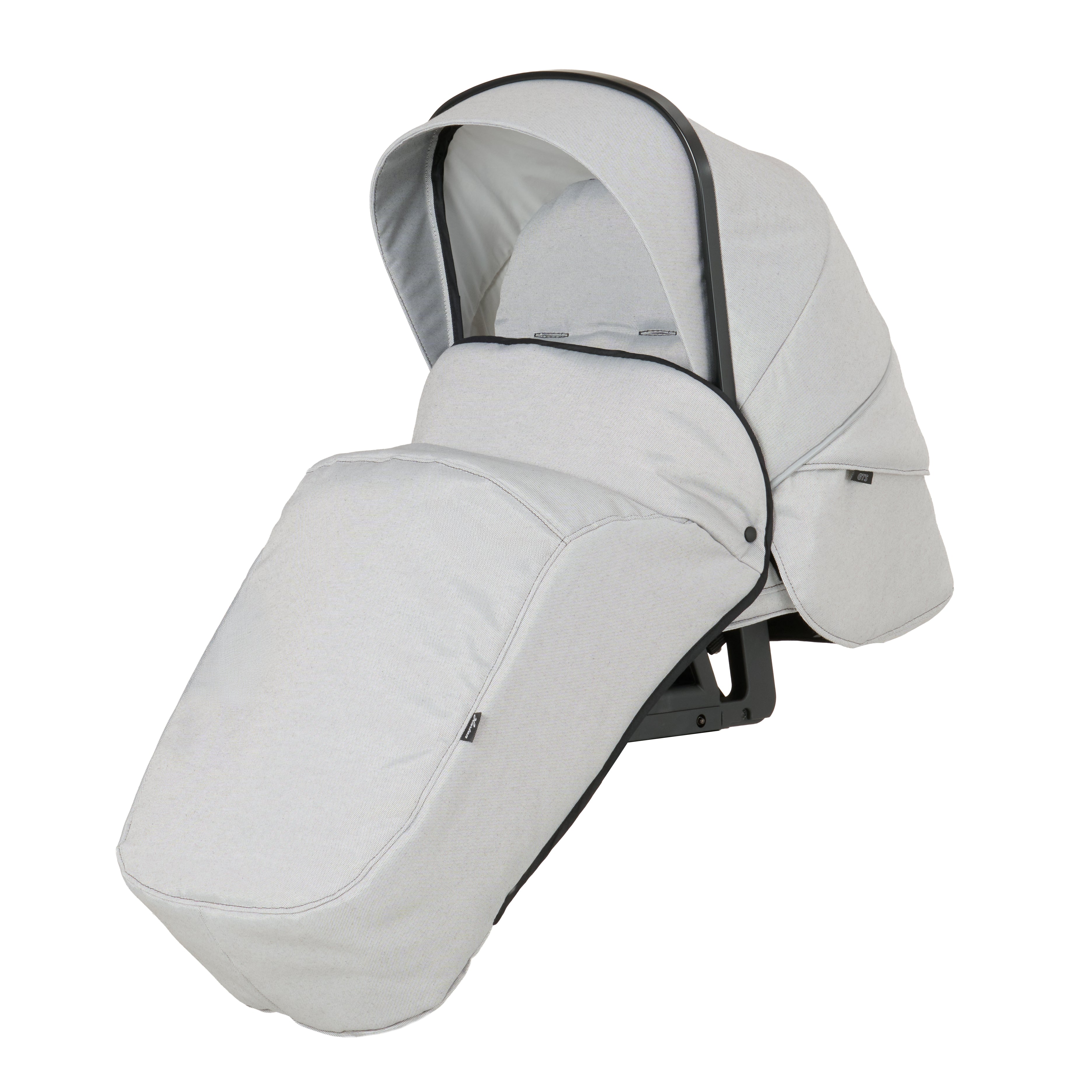 Windschutzdecke für den Sportwagen 626 / Soft Cloud.
Schützt vor Wind und Auskühlung.
Schräge Vorderansicht.