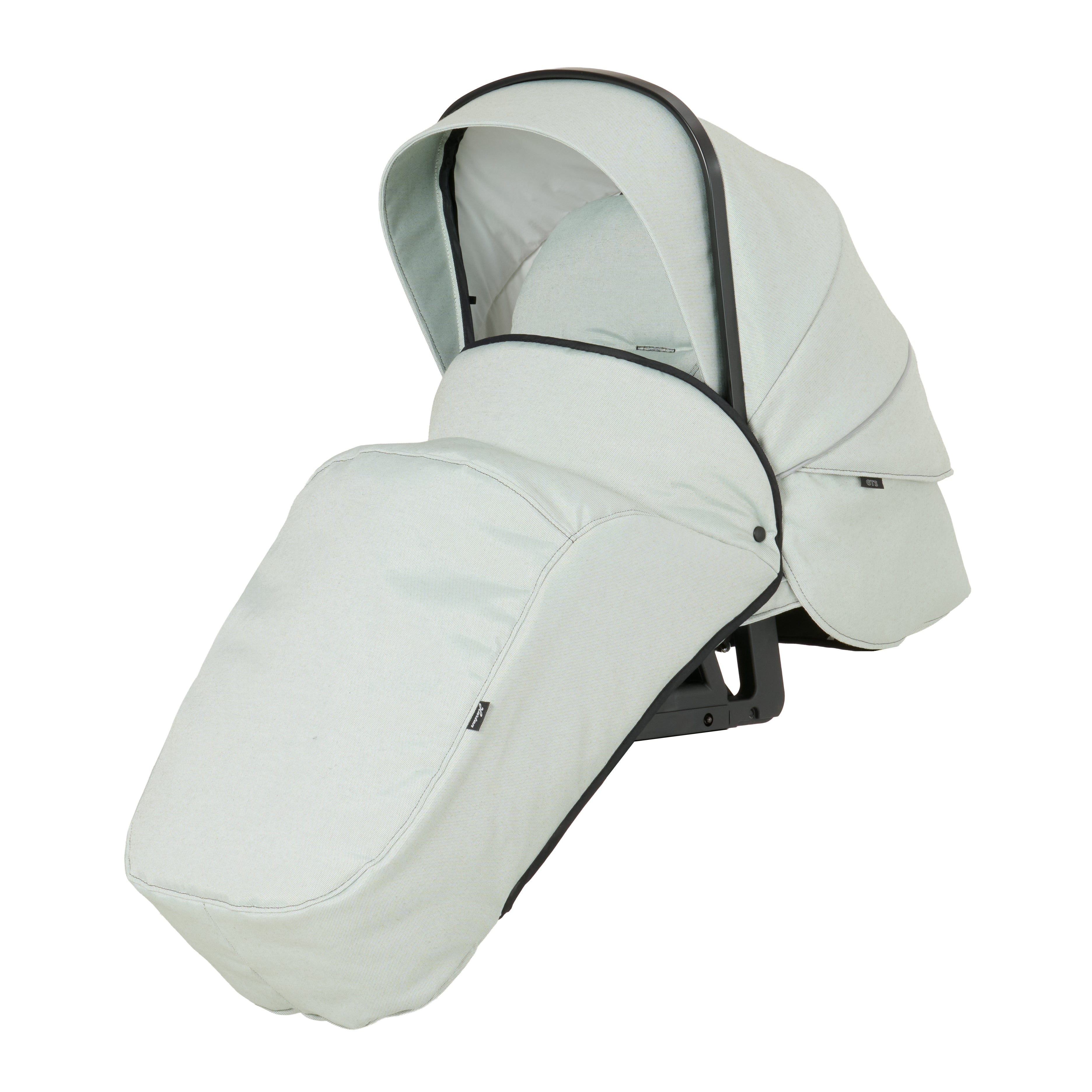 Windschutzdecke für den Sportwagen 628 / Sage Breeze.
Schützt vor Wind und Auskühlung.
Schräge Vorderansicht.