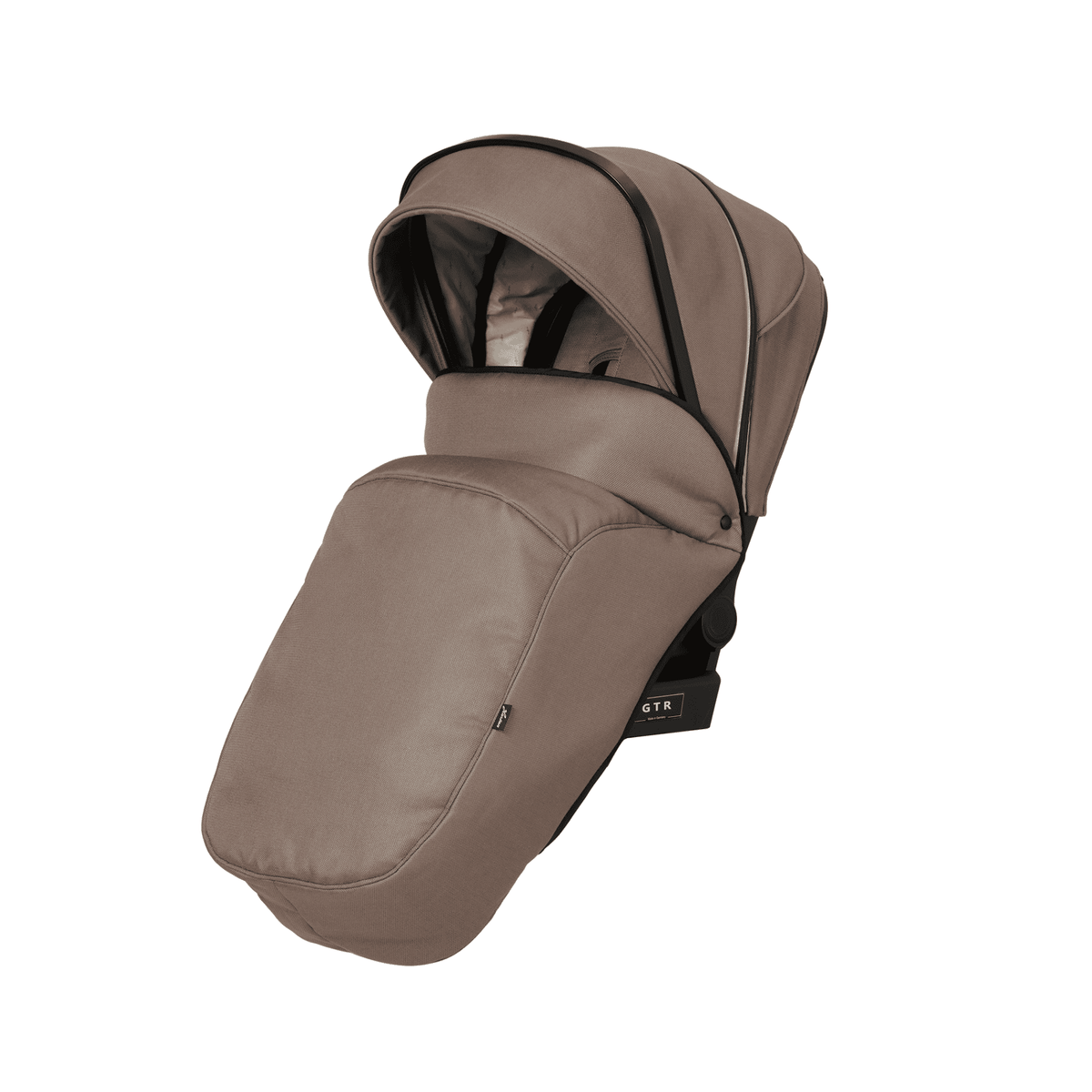 GTR Windschutzdecke 600 / Toffee für den Sportwagen.
Schutz vor Wind und Auskühlung.
Schräge Vorderansicht.